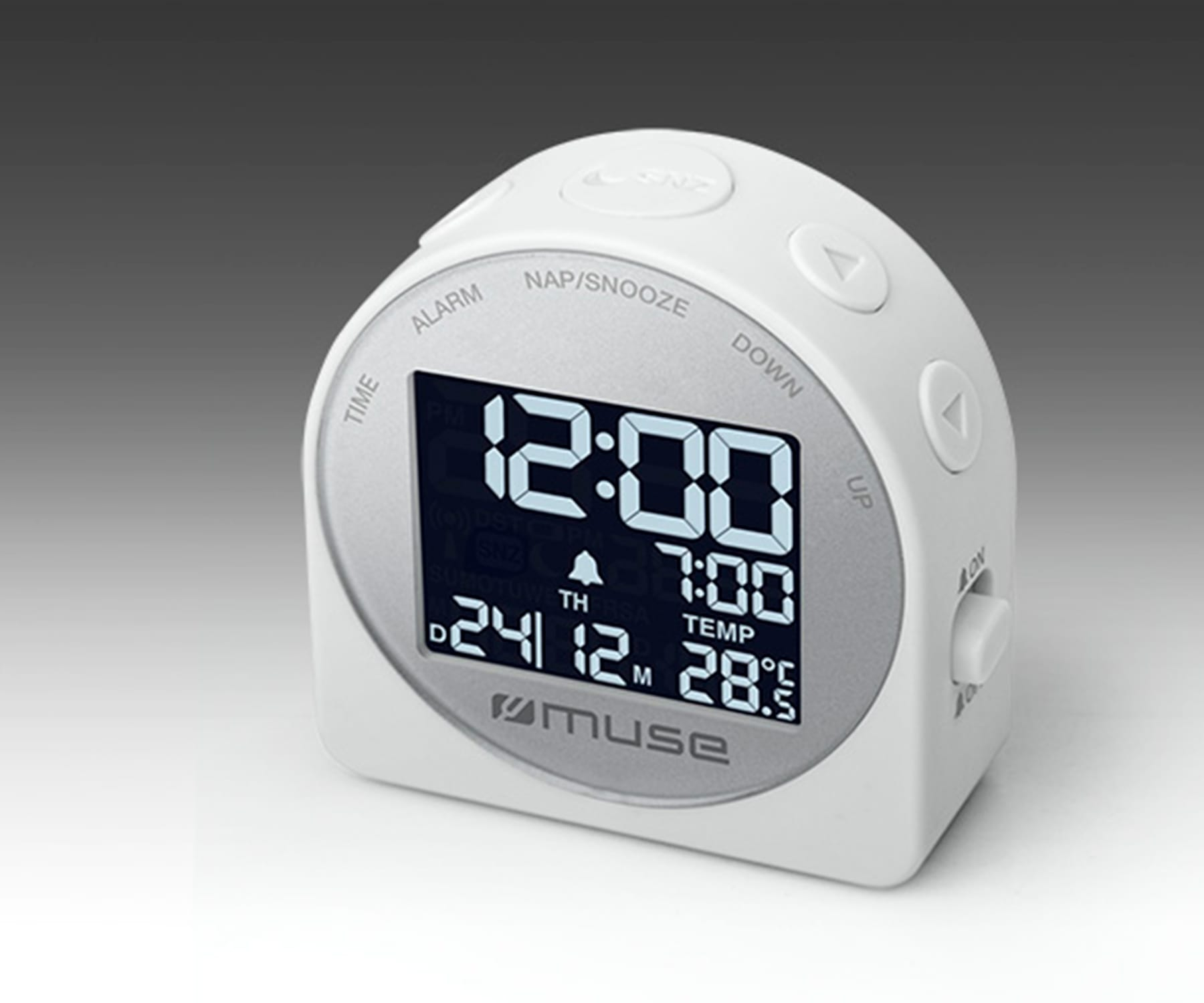 Reloj despertador digital blanco que muestra la hora y la fecha. Botones para alarma, repetición y hora.