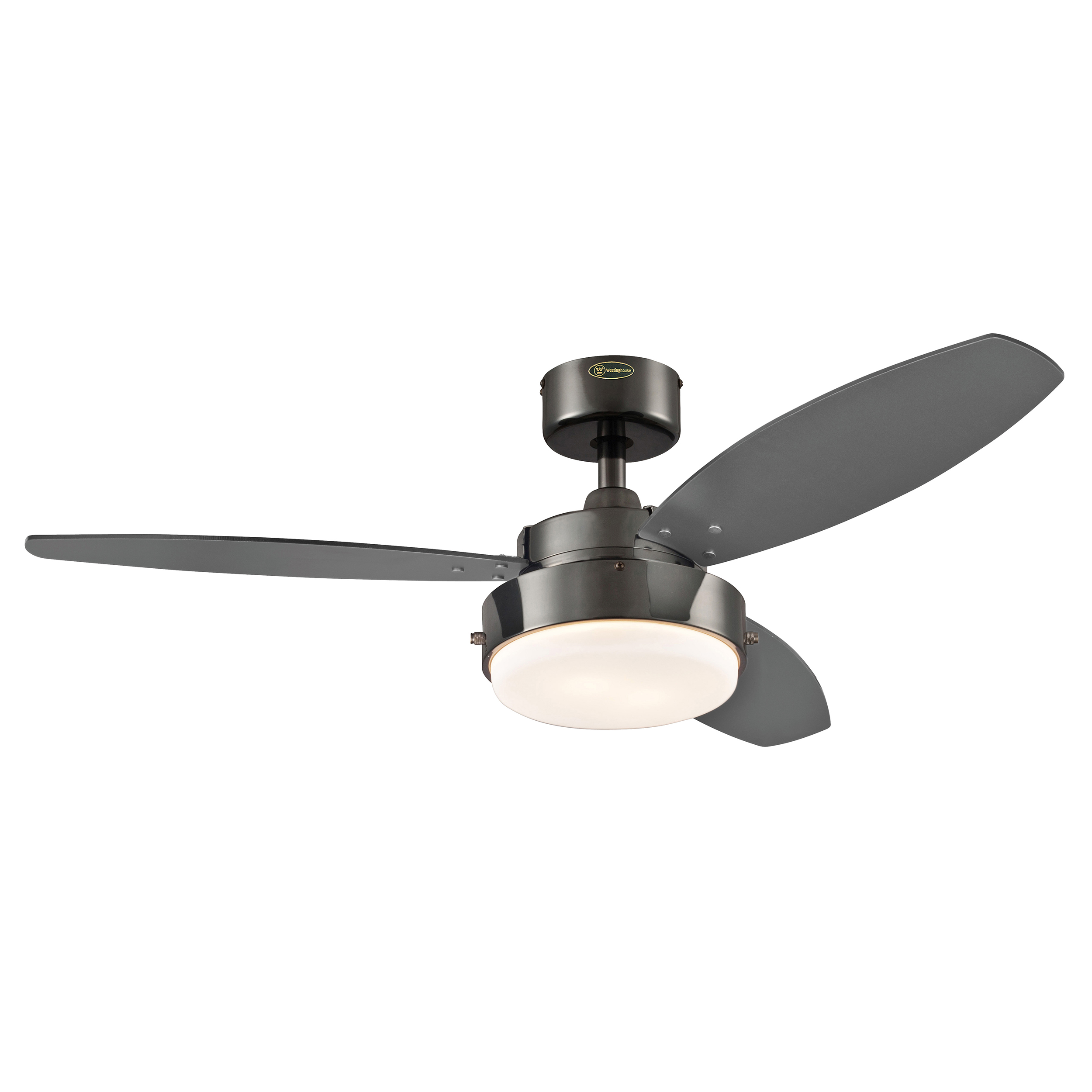 Deckenventilator mit drei Flügeln, grau. Weißer Hintergrund.