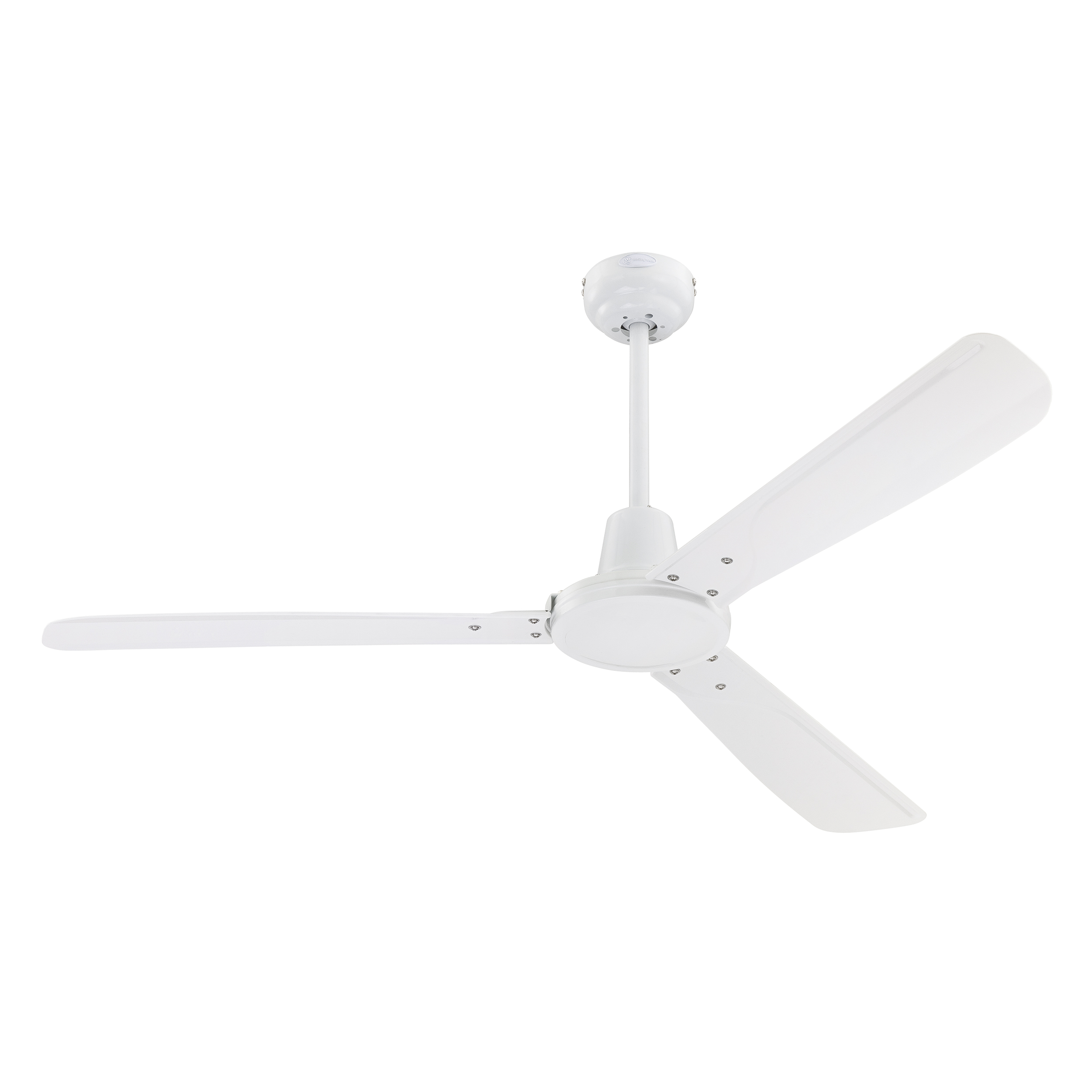 Weißer Deckenventilator mit drei Flügeln. Er ist an einer weißen Decke montiert, mit weißem Hintergrund.