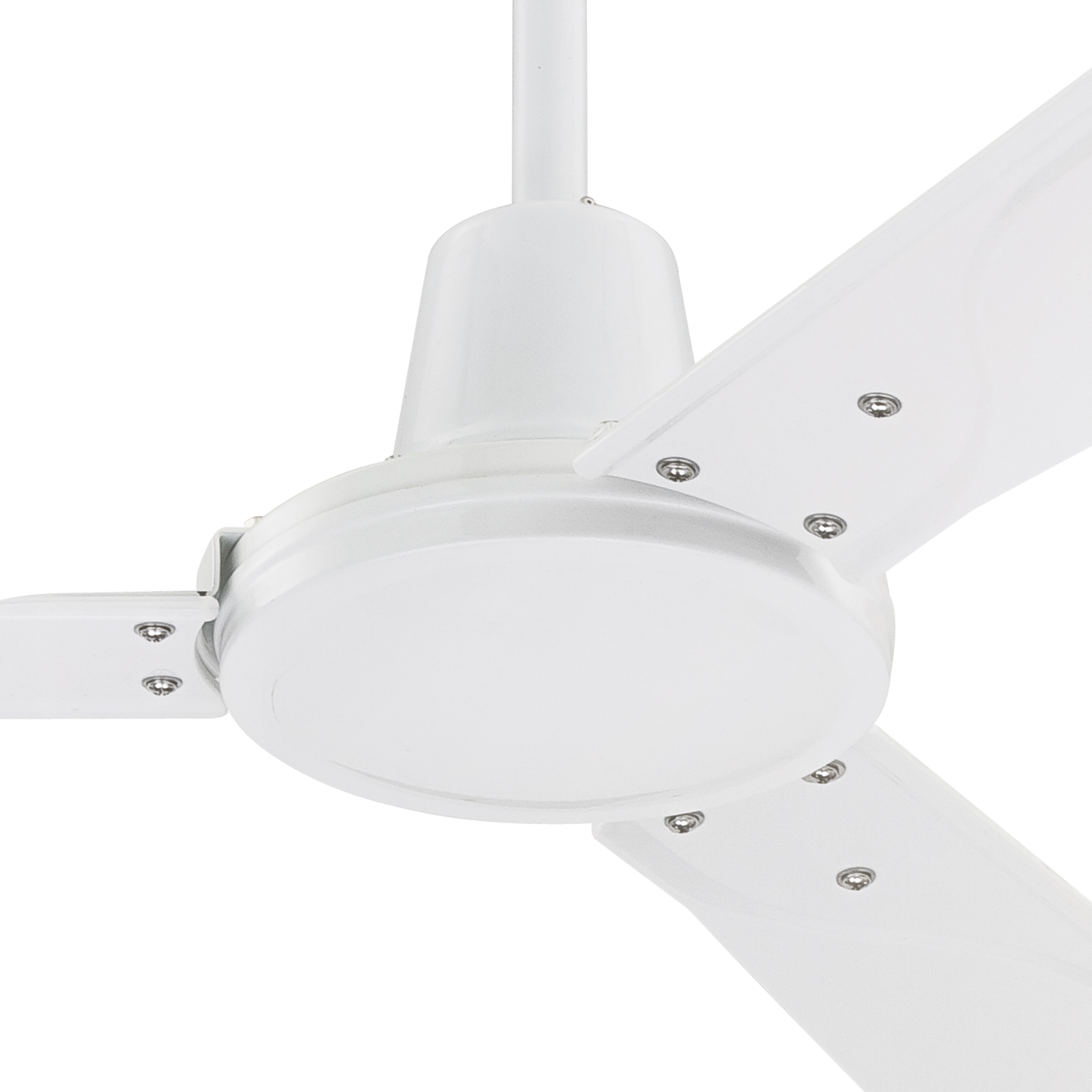 Weißer Deckenventilator mit drei Flügeln. Der Hintergrund ist weiß.
