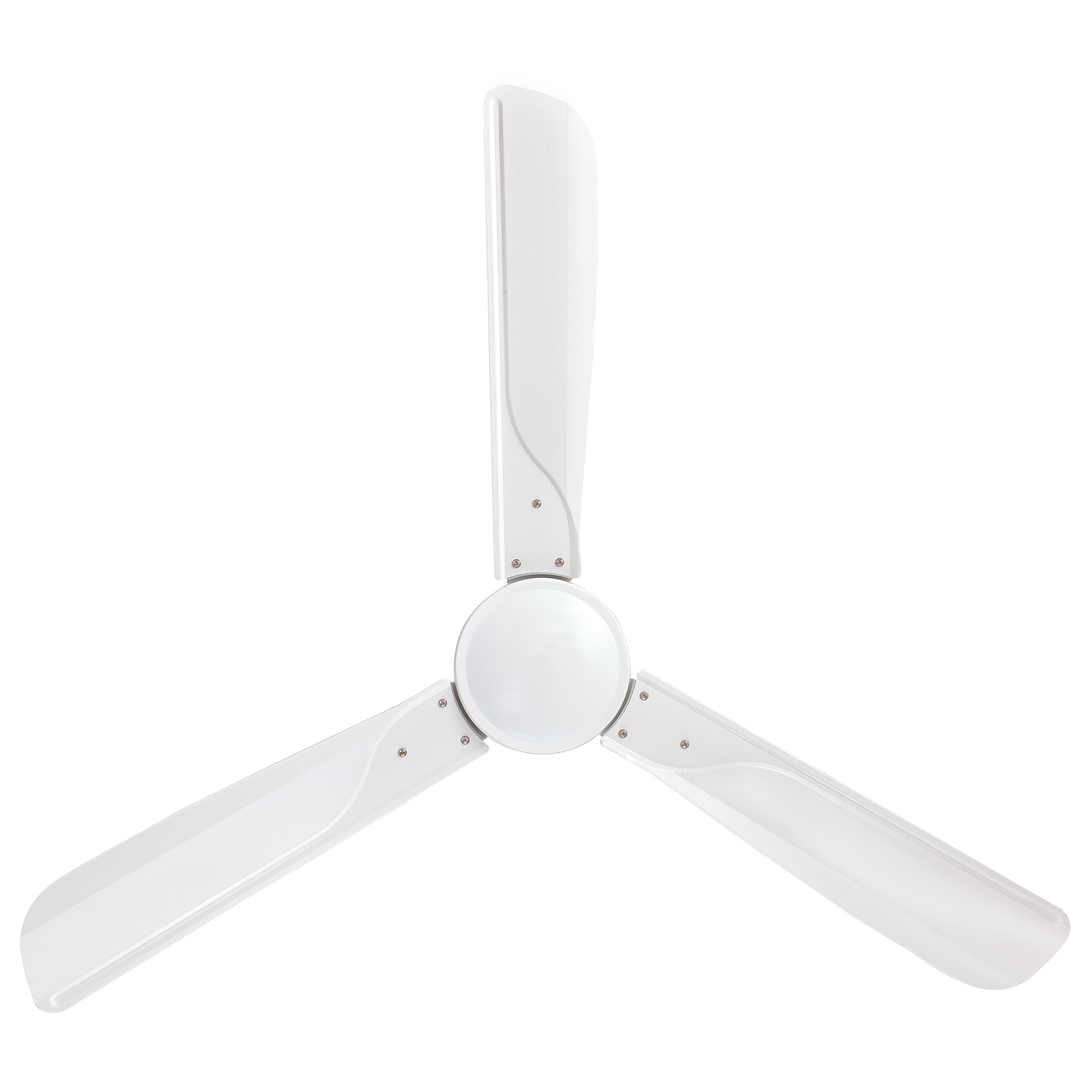 Ein weißer Deckenventilator mit drei Flügeln. Der Ventilator ist auf weißem Hintergrund isoliert.