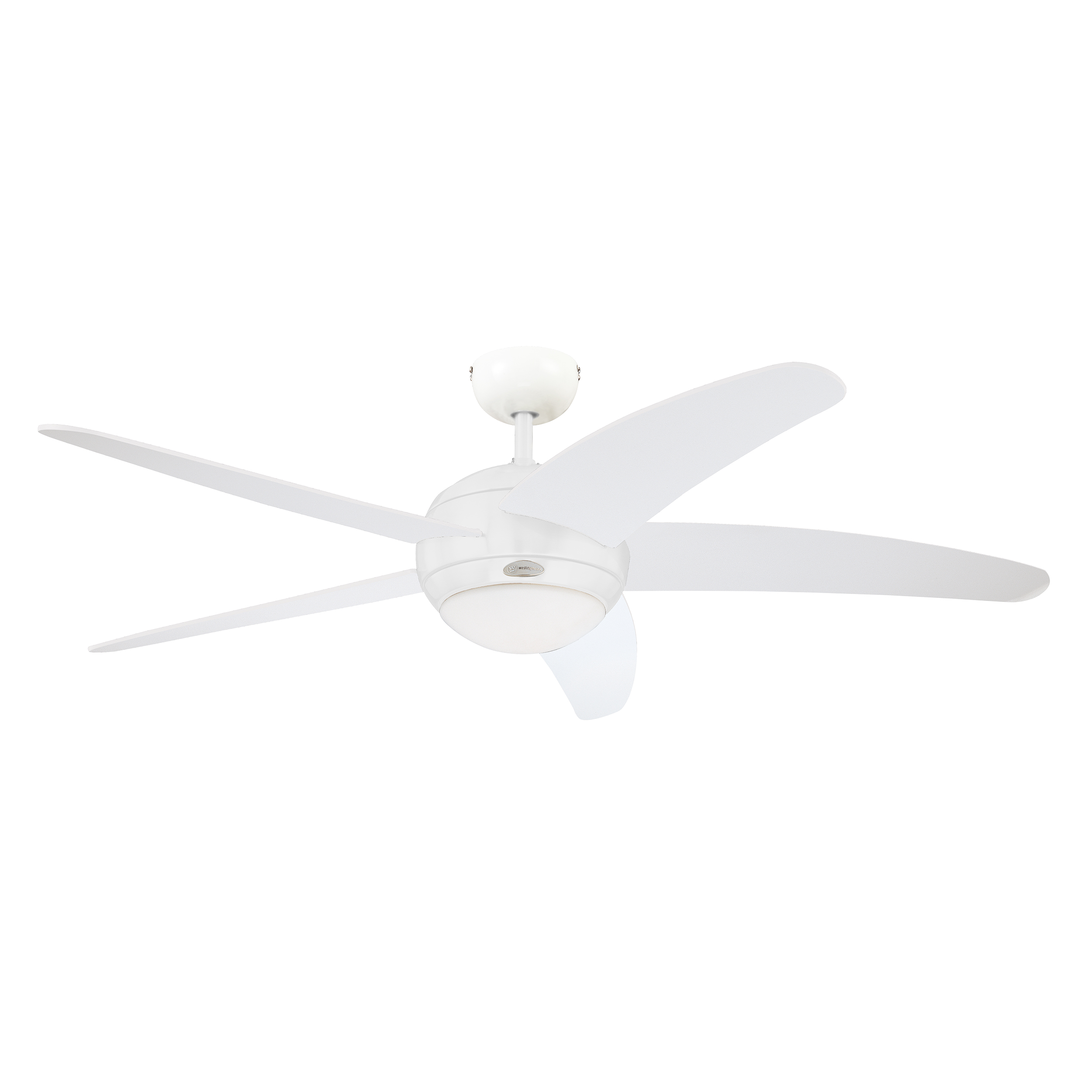 Ein weißer Deckenventilator mit fünf Flügeln. Der Ventilator ist vor weißem Hintergrund.