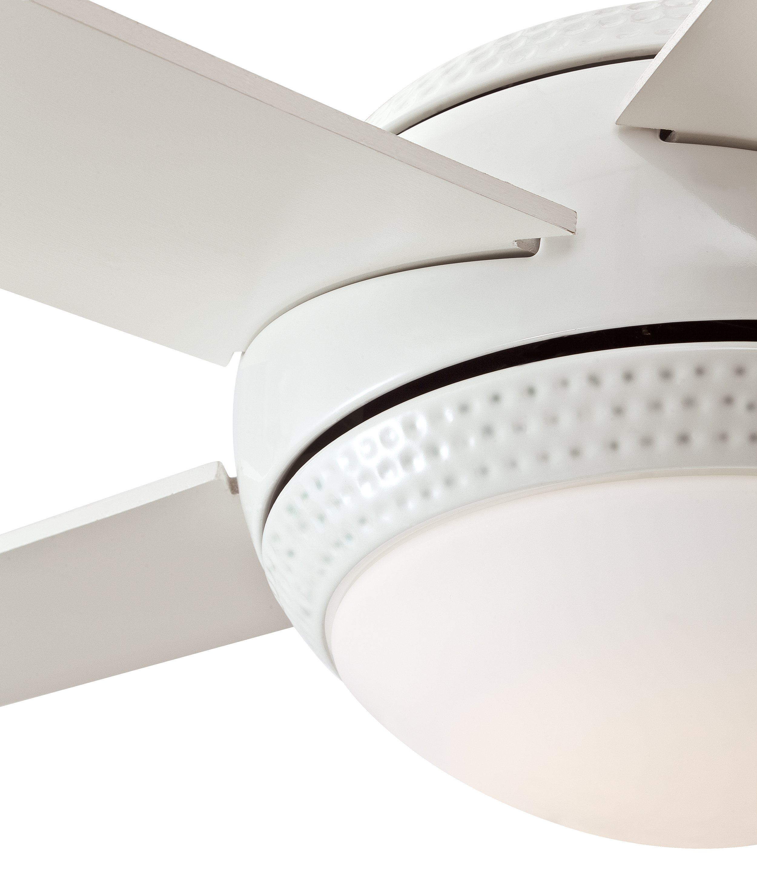 Nahaufnahme eines weißen Deckenventilators mit Flügeln und Licht.