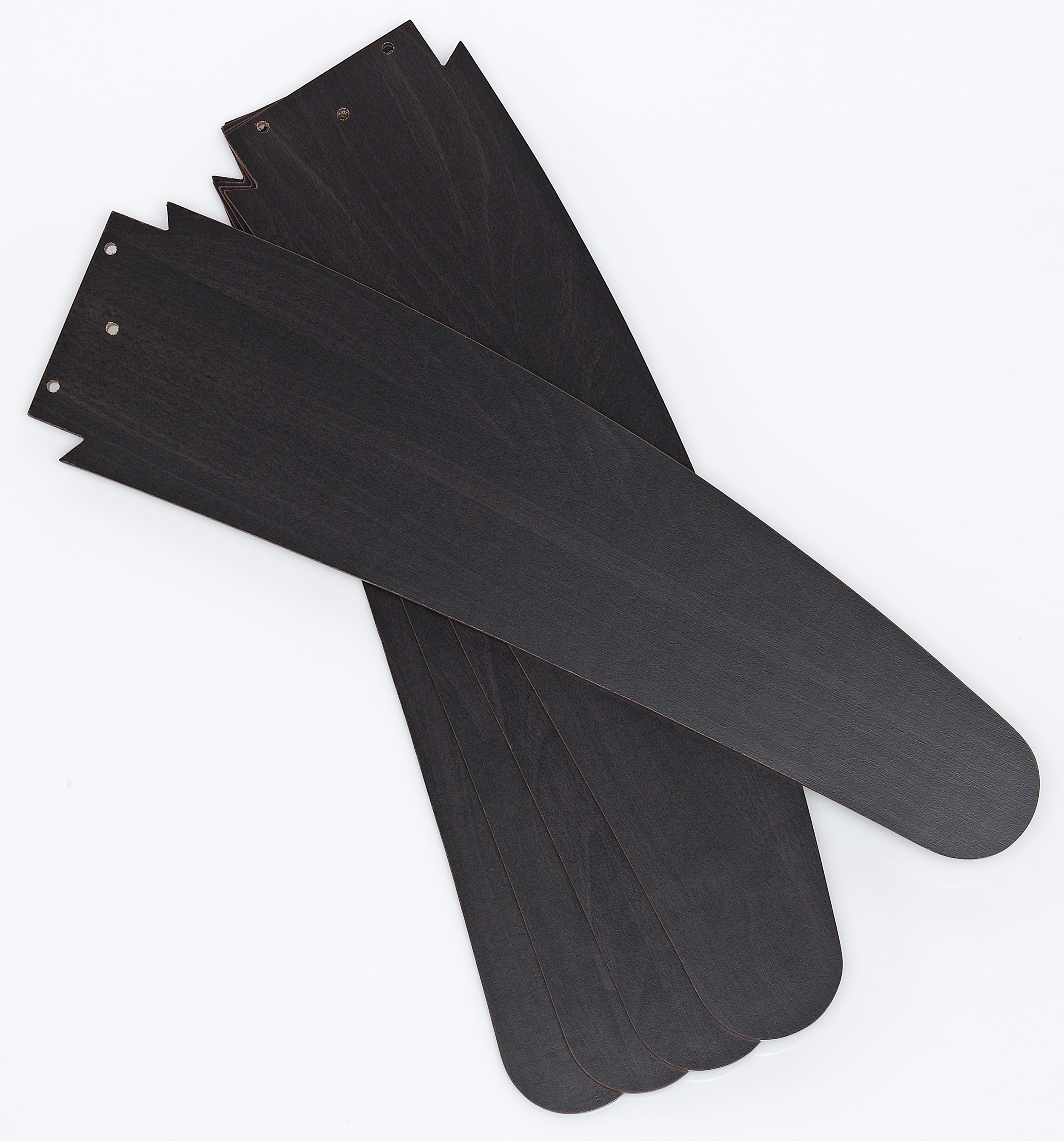 Cinque pale di ventilatore da soffitto in legno scuro su bianco.