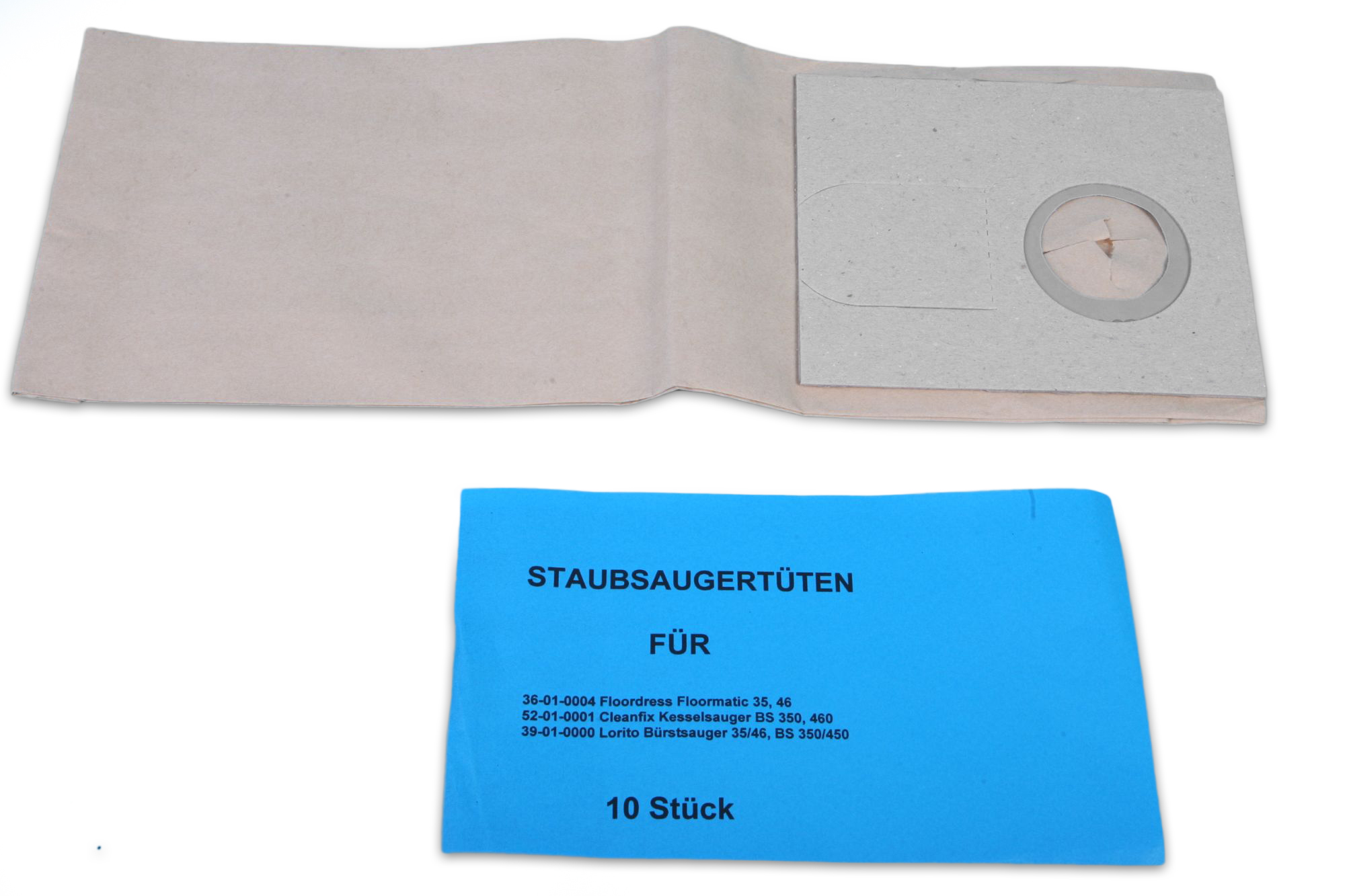 Staubsaugerbeutel und Verpackung. Die Tüte hat Text, und die Verpackung ist blau.