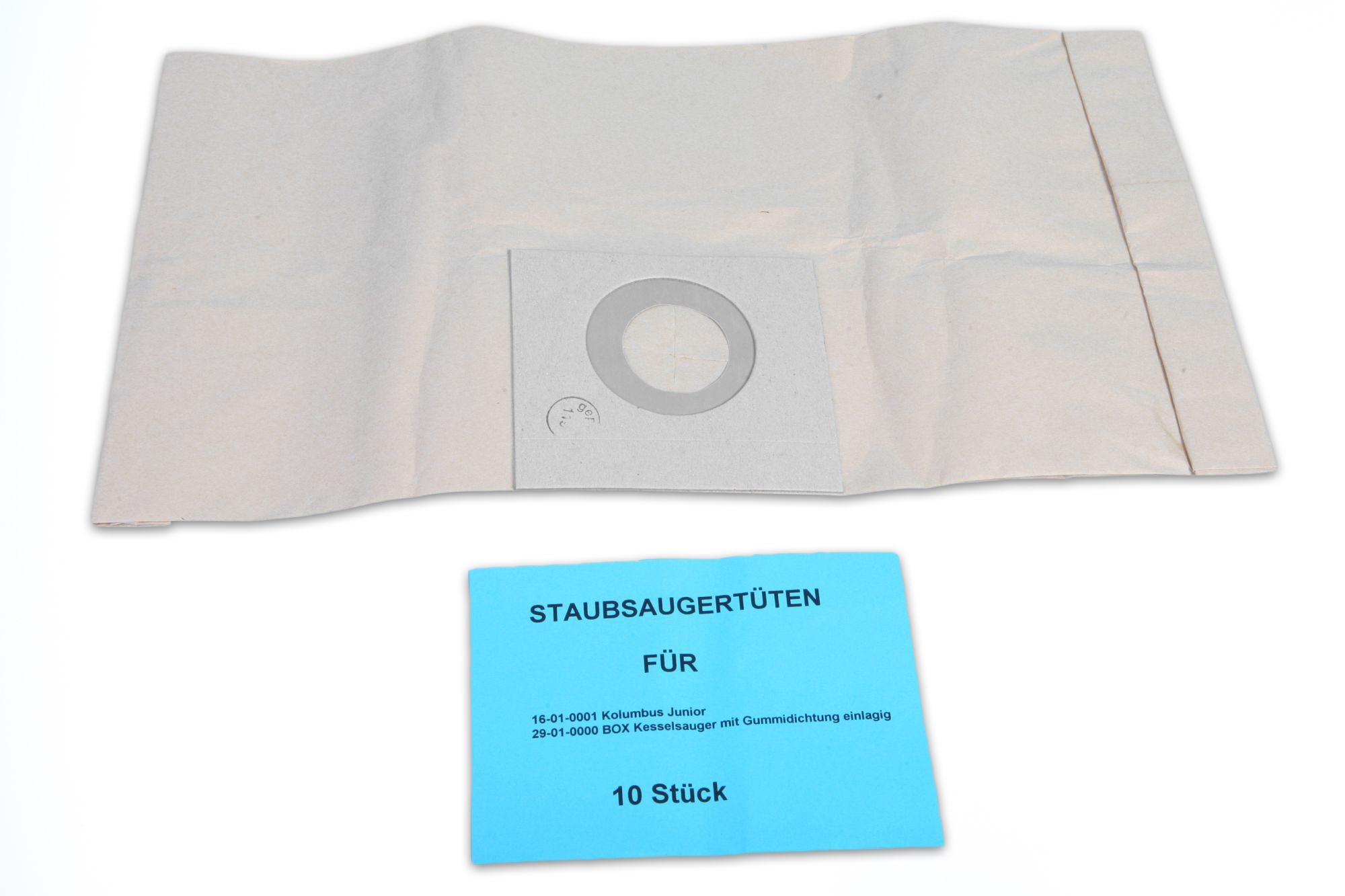 Ein blaues Etikett mit der Aufschrift 'STAUBSAUGERTÜTEN' und '10 Stück'. Ein Staubsaugerbeutel dahinter.