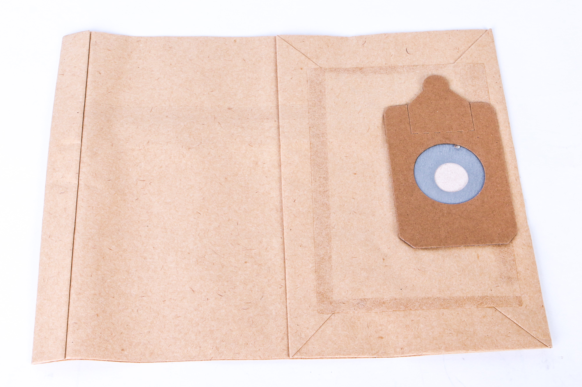 Geöffnete braune Papiertüte mit Filter auf weißem Hintergrund.