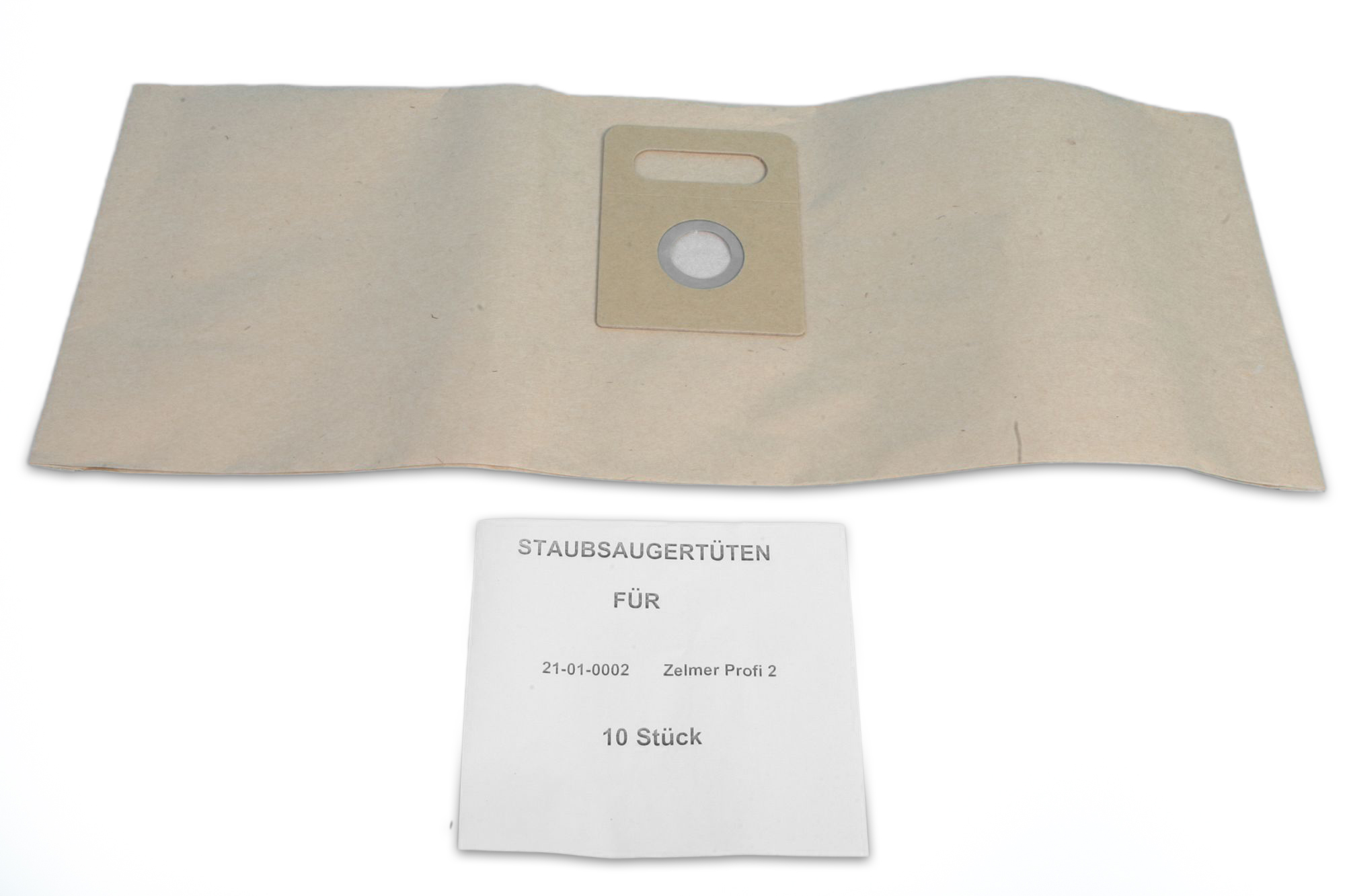Staubsaugerbeutel mit Text. Weißer Hintergrund. Beiger Beutel und weißes Etikett.