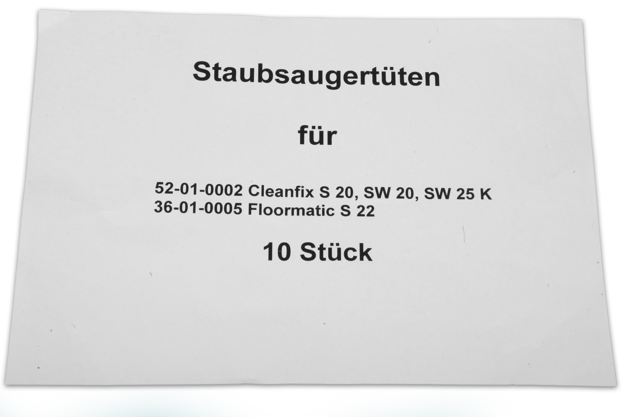 Ein weißes Etikett mit deutschem Text über Staubsaugerbeutel auf weißem Hintergrund.
