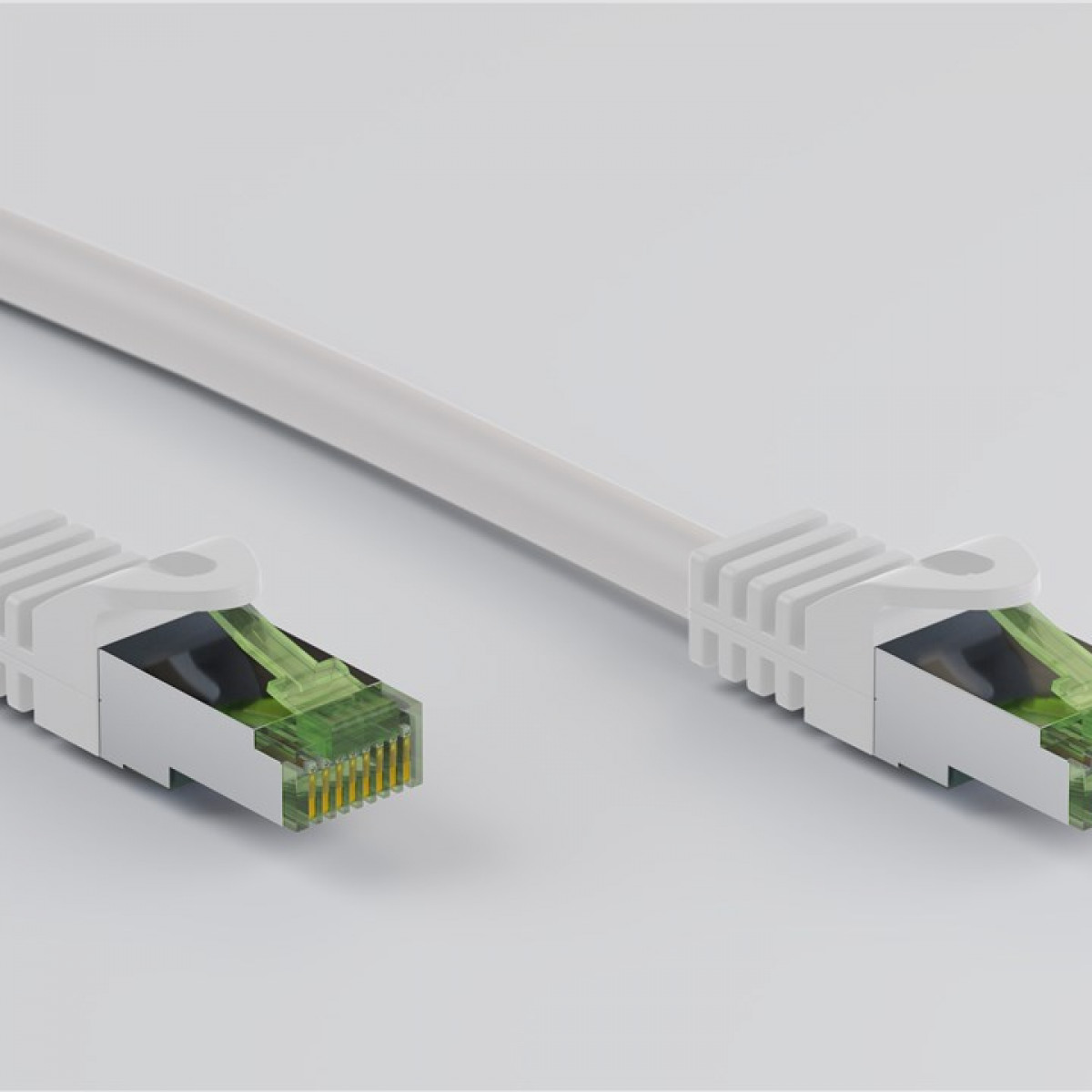 Biały kabel Ethernet z przezroczystymi zielonymi złączami na jasnoszarym tle.
