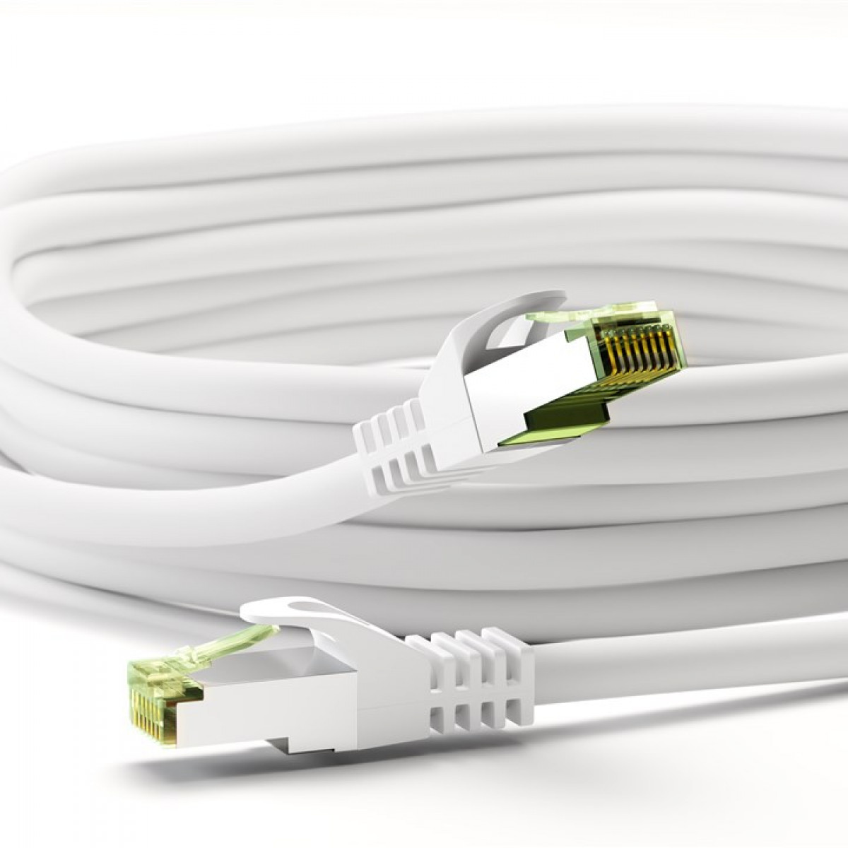 Biały kabel Ethernet z wtyczkami.