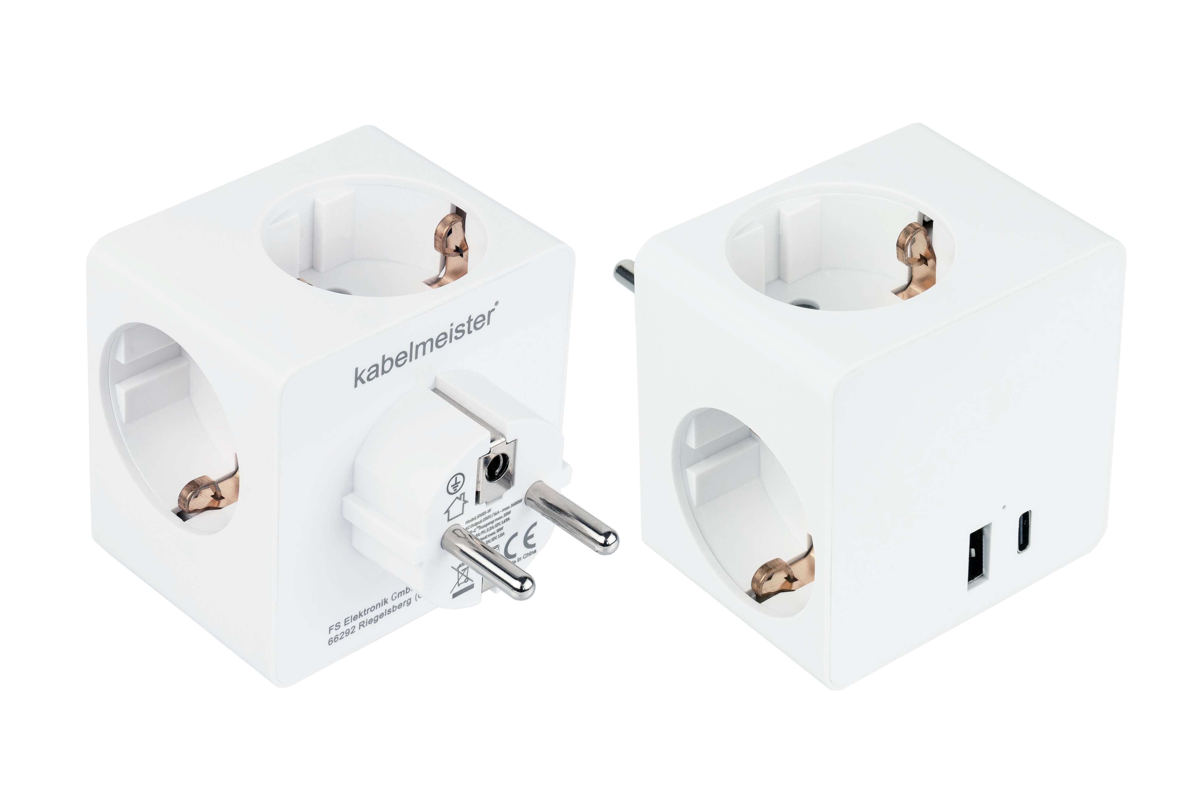 Zwei weiße Würfel-Netzteile mit mehreren Steckdosen und einem Stecker. Der Markenname ist kabelmeister.