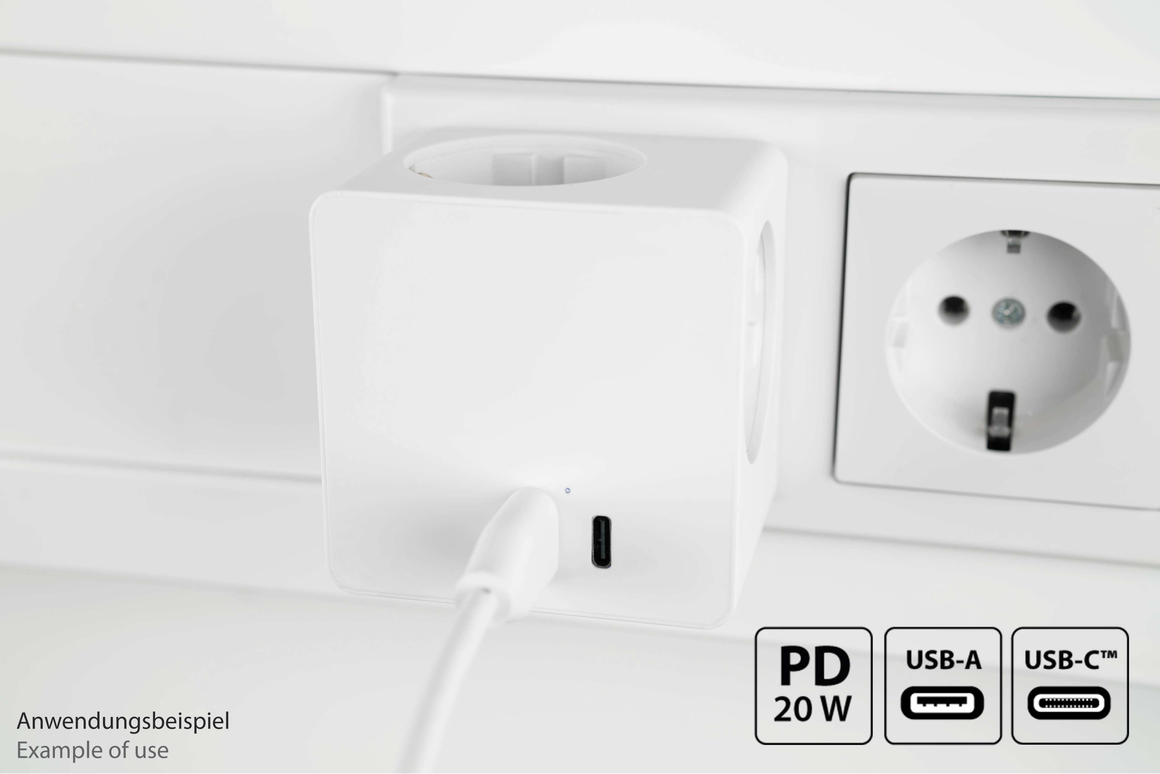 Ein weißer Power Cube ist in die Wand eingesteckt. Er hat einen USB-C- und USB-A-Anschluss.