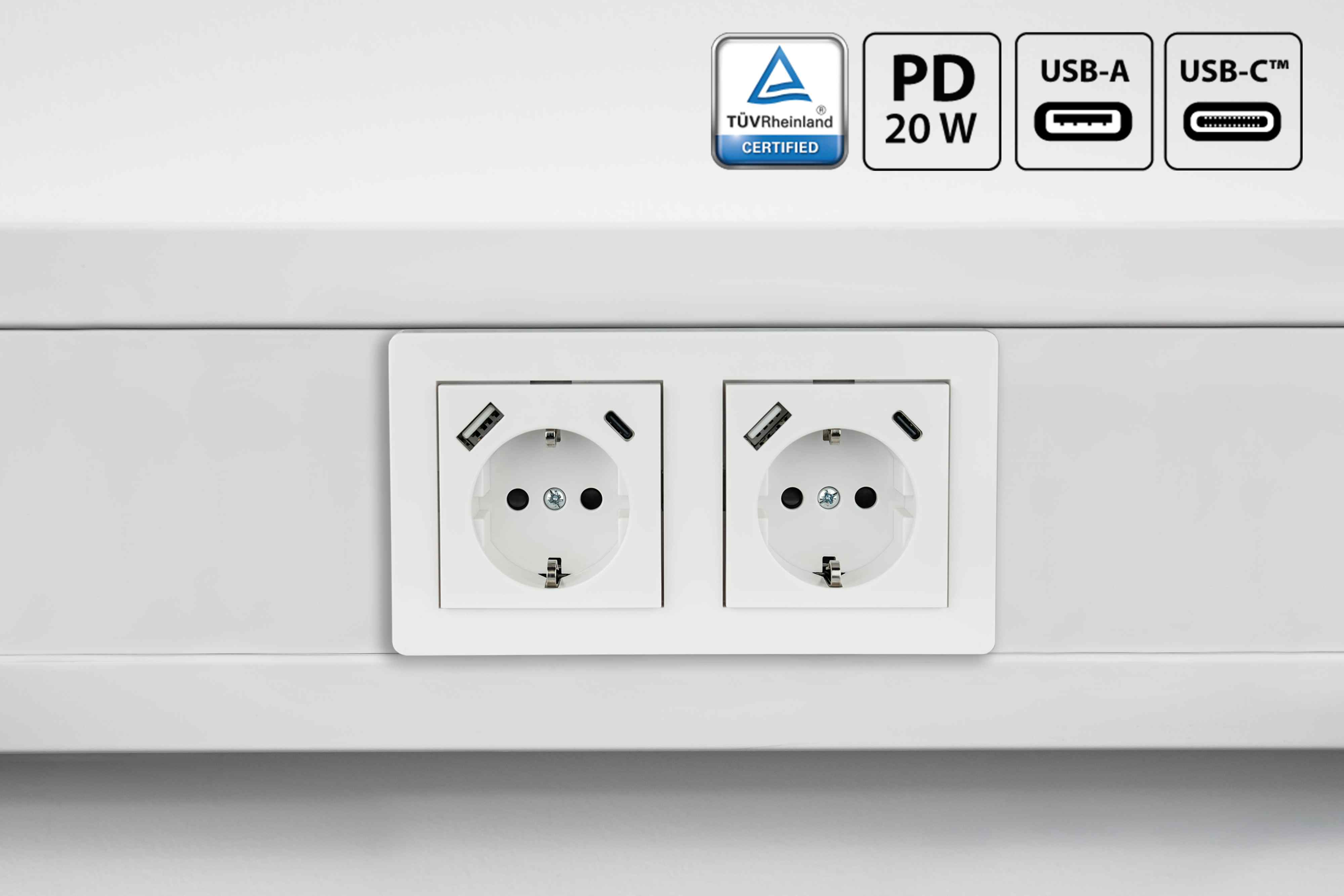 Presa a muro bianca con due prese, porte USB e USB-C e certificazioni.