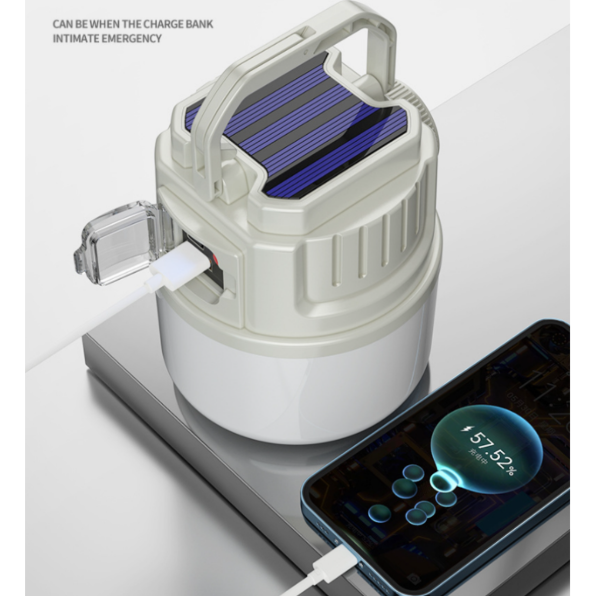 Eine weiße und blaue Solar-Laterne mit Ladekabel und ein Ladendes Telefon.