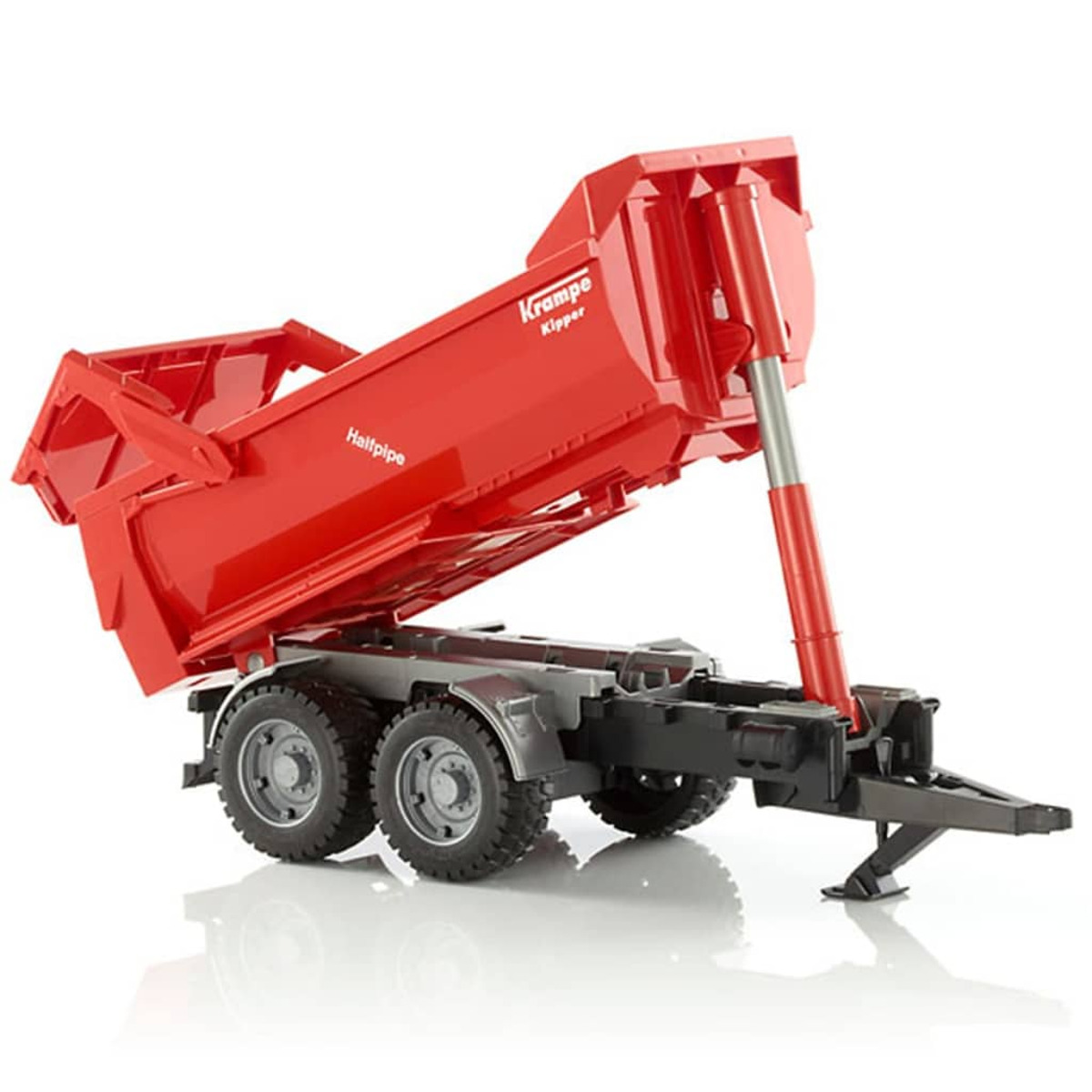 Roter Spielzeug-LKW mit kippbarer Ladefläche. Schwarze Räder und graues Fahrgestell auf weißem Hintergrund.