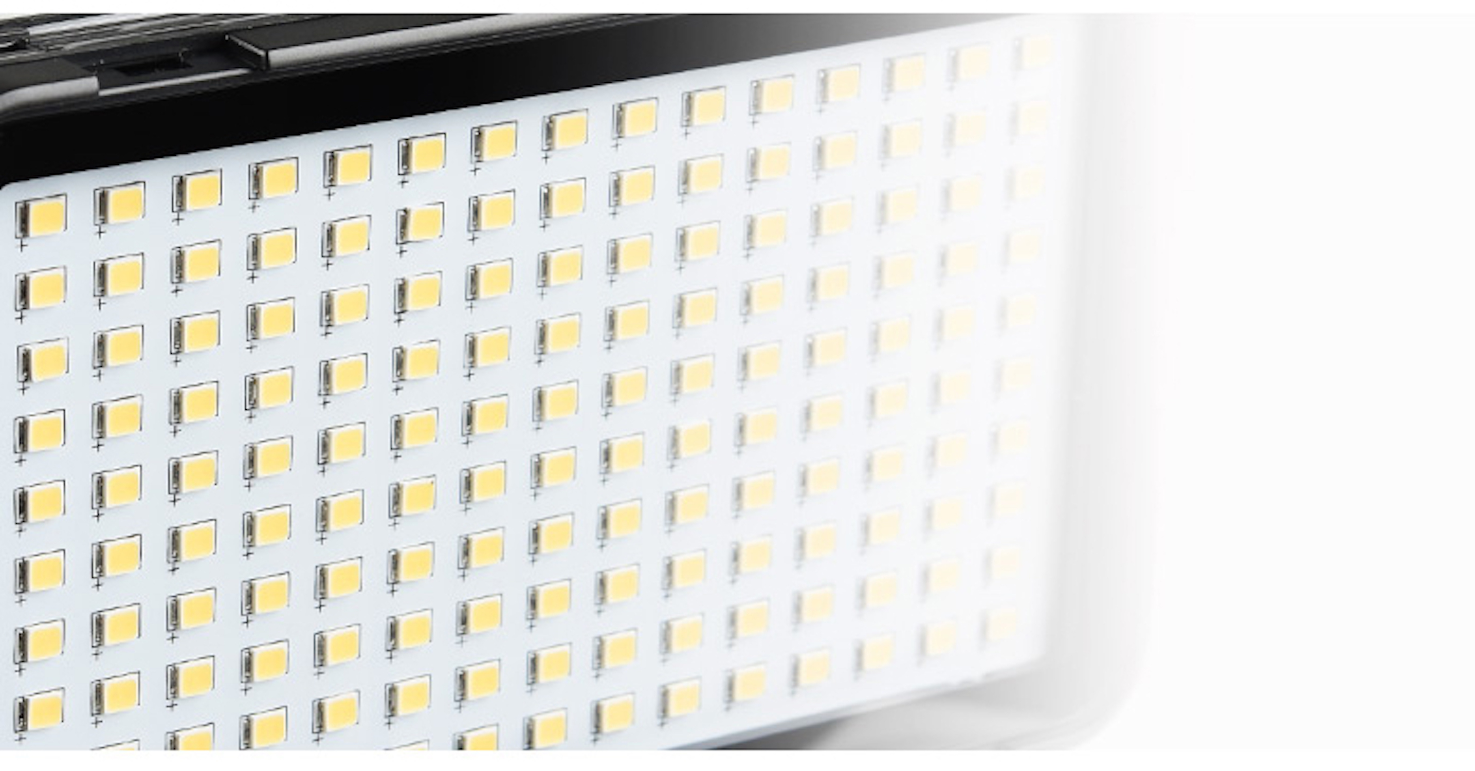 Nahaufnahme eines LED-Panels mit vielen kleinen Lichtern. Weißer Hintergrund, mit verschwommener rechter Seite.