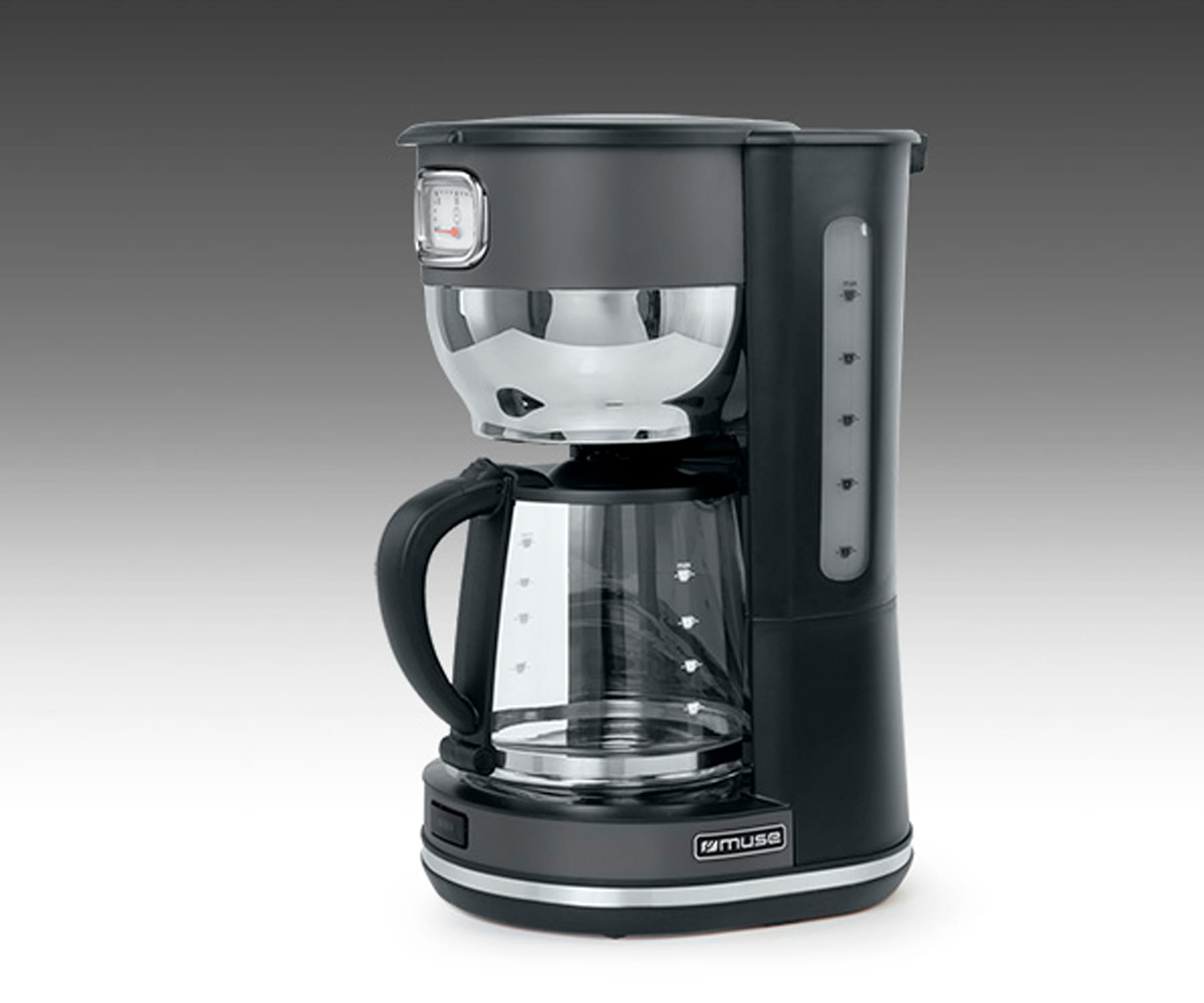 Czarny ekspres do kawy ze szklanym dzbankiem, chromowanymi akcentami i logo muse.