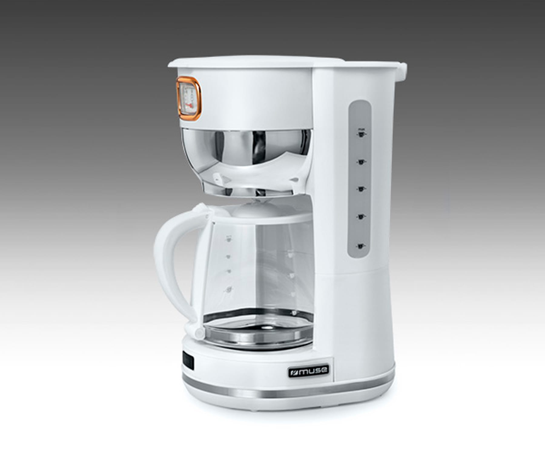 Cafetera blanca con jarra de vidrio, reloj digital y asa.