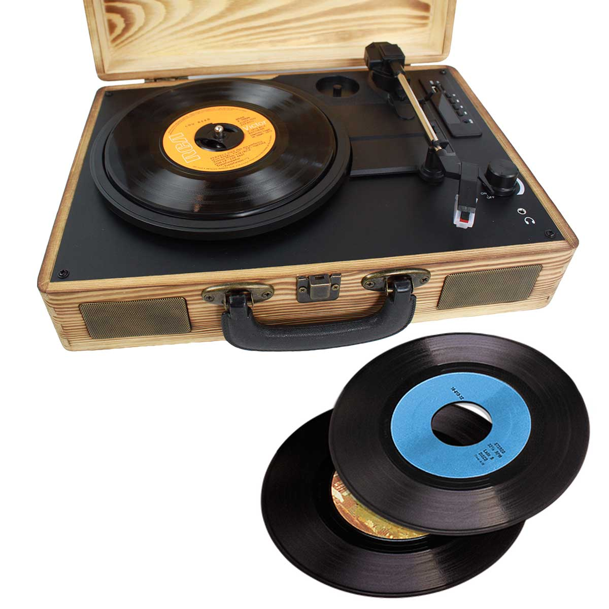 Ein Plattenspieler im Vintage-Stil mit einer Schallplatte auf dem Plattenteller und zwei Schallplatten daneben.