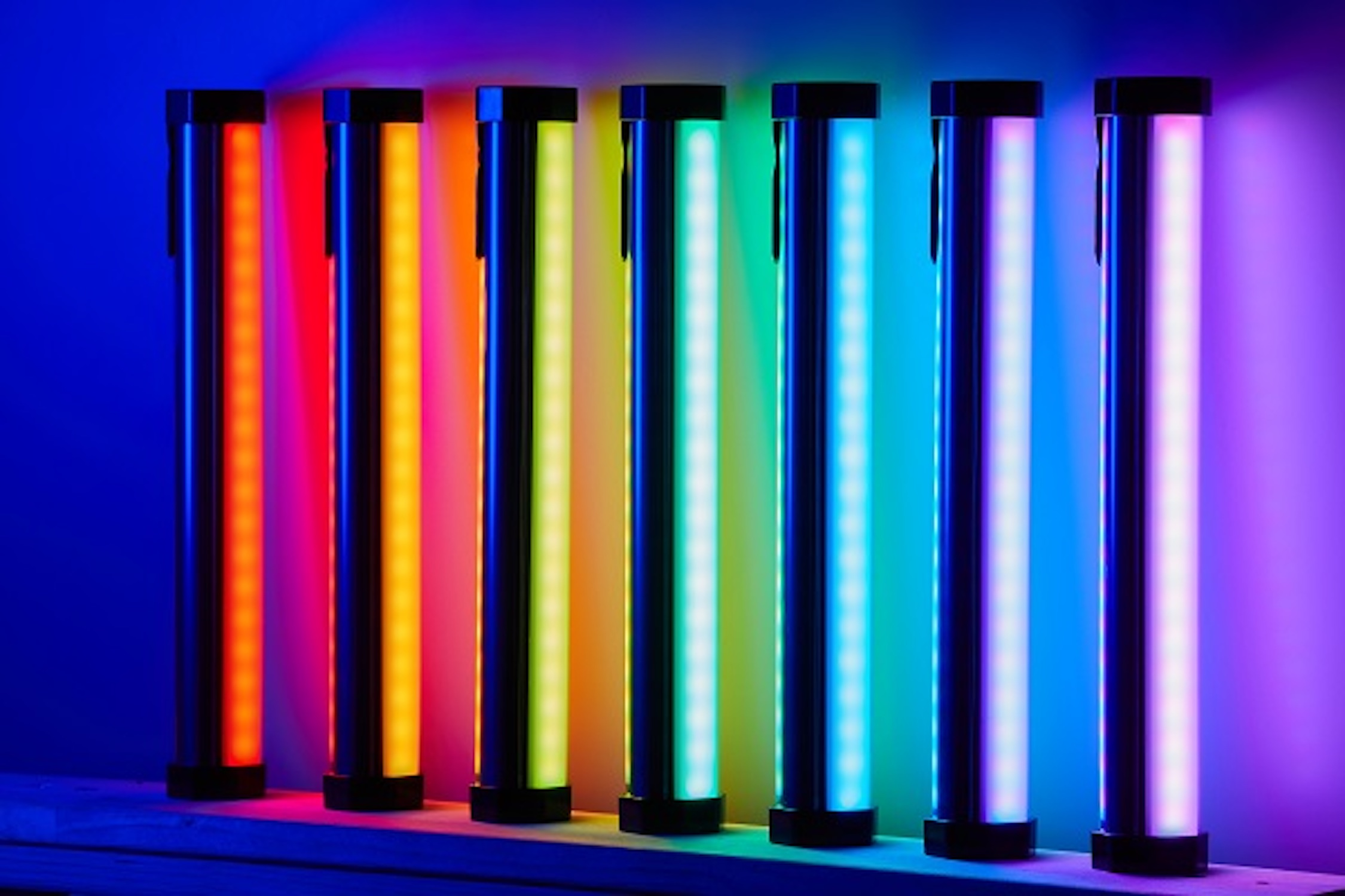 Eine Reihe farbiger LED-Röhrenlichter in verschiedenen Farben. Die Lichter sind an und hell.