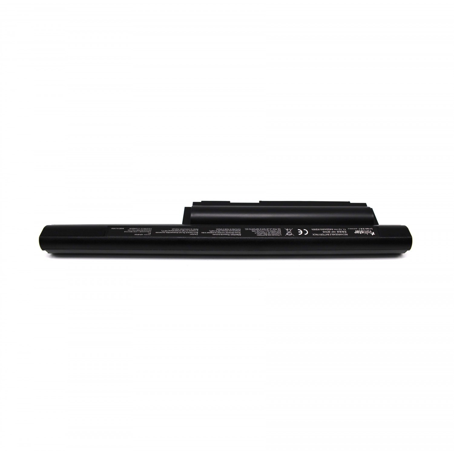 Batería negra de laptop. Tiene forma rectangular con bordes redondeados y varias etiquetas con texto.