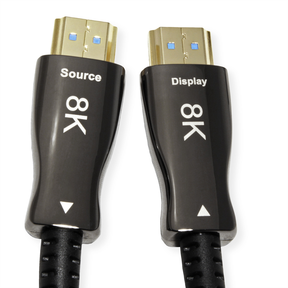 Nahaufnahme von zwei schwarzen HDMI-Kabeln mit goldenen Anschlüssen, beschriftet mit 'Source' und 'Display'.