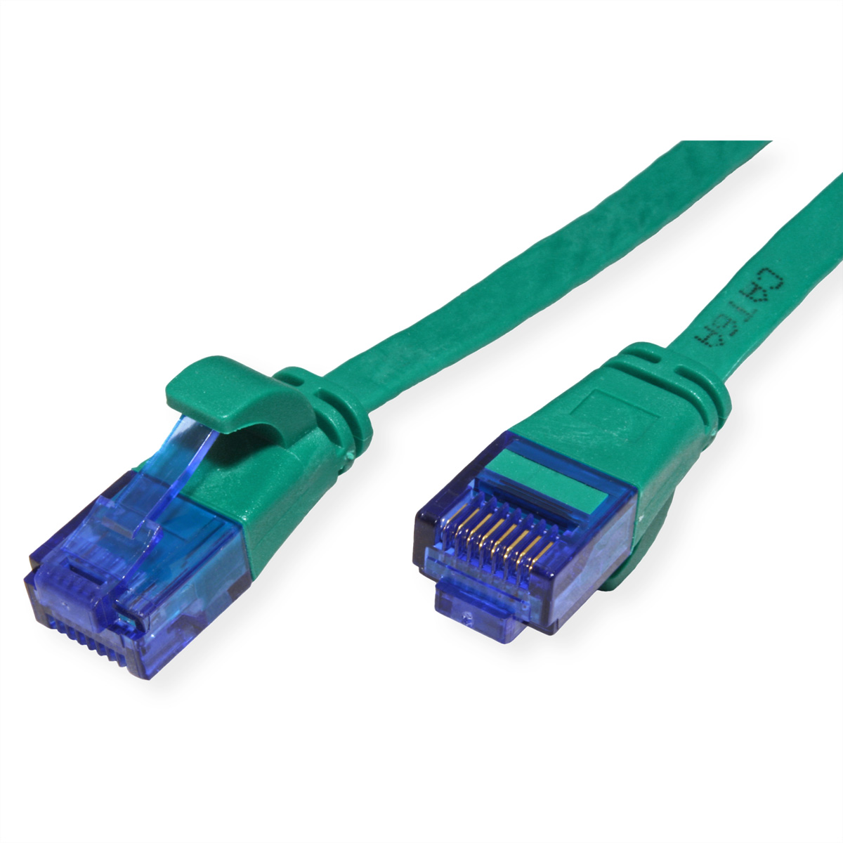 Grünes Ethernet-Kabel mit blauen Steckern. CAT5E-Etikett sichtbar. Isoliert auf weißem Hintergrund.