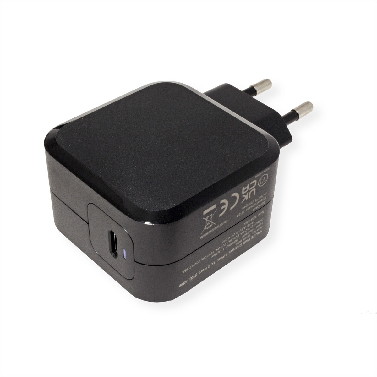 Zwarte oplaadadapter met Europese stekker. Heeft een USB-C-poort en labels met informatie.