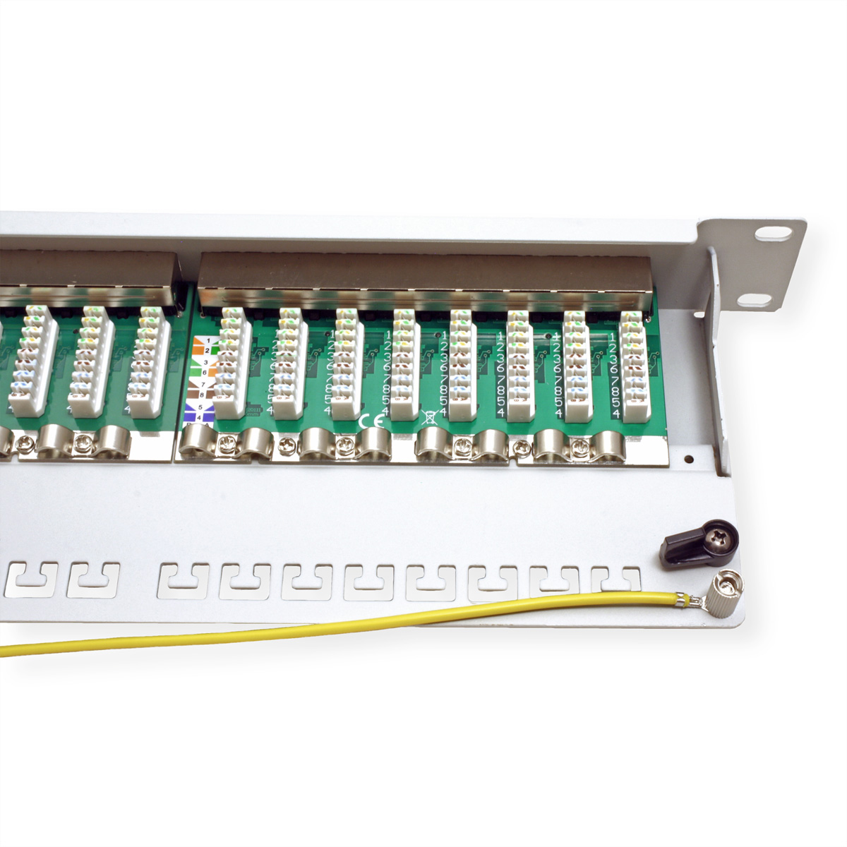 Netzwerkpanel mit grünen Leiterplatten und Steckern, mit gelbem Kabel.