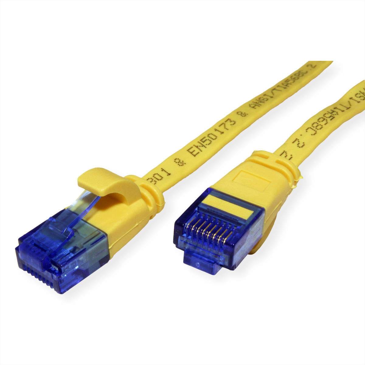 Gelbes Ethernet-Kabel mit blauen Anschlüssen. Weißer Hintergrund. Nahaufnahme.