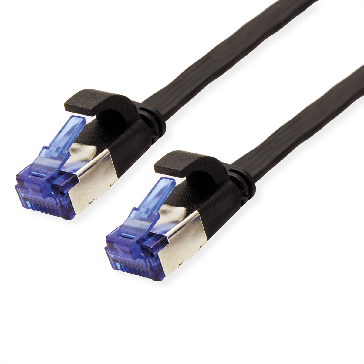 Twee zwarte Ethernet-kabels met blauwe connectoren. Witte achtergrond.