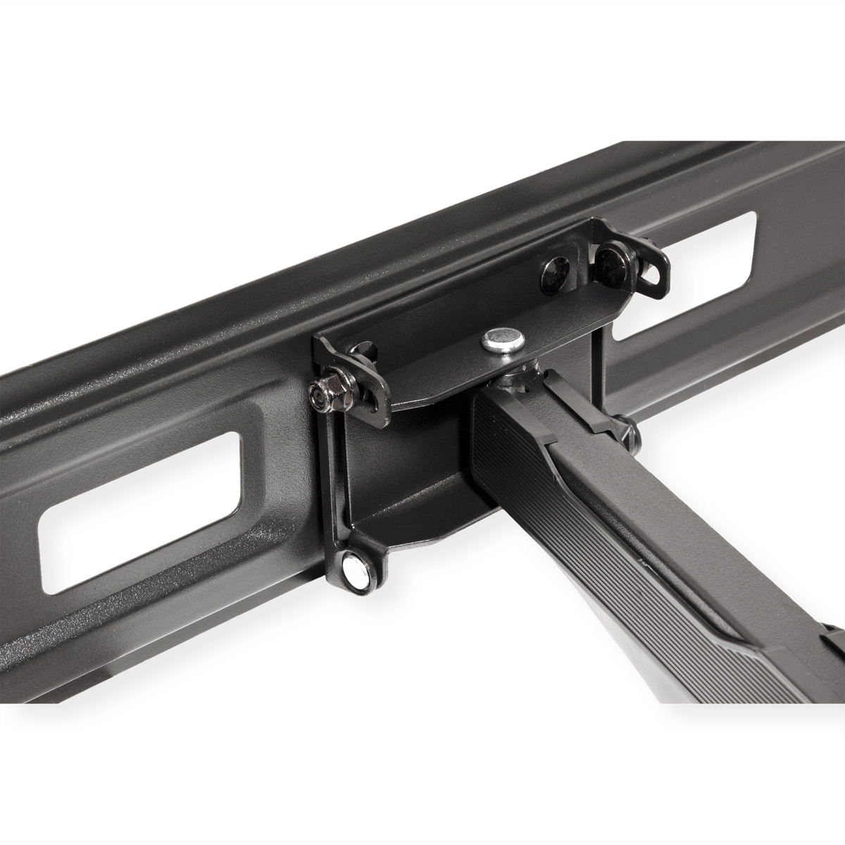 Eine schwarze TV-Wandhalterung aus Metall, Nahaufnahme. Sie ist an einer weißen Wand befestigt.