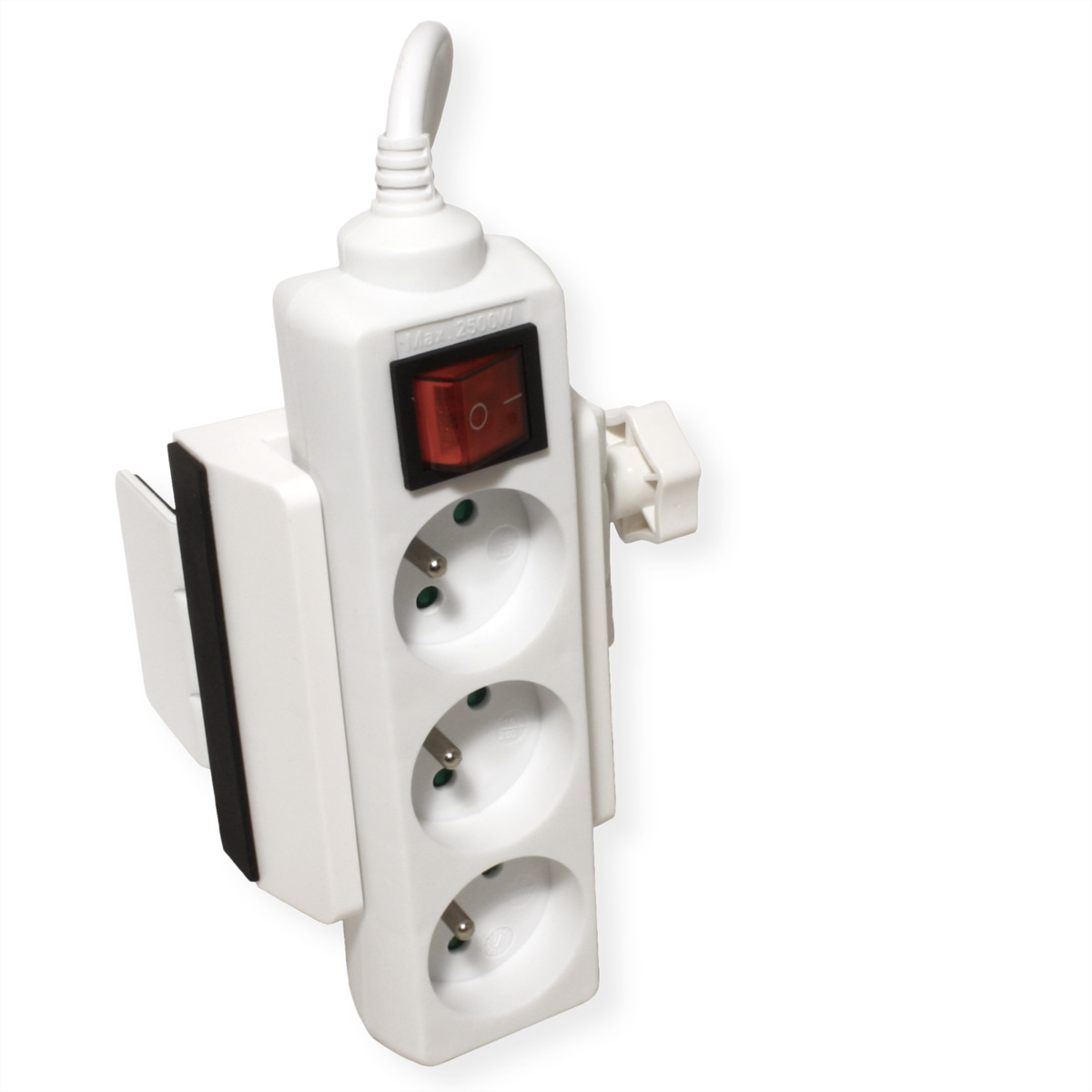 Eine weiße Steckdosenleiste mit drei Steckdosen, einem roten Schalter und einem Stecker wird vor weißem Hintergrund gezeigt.