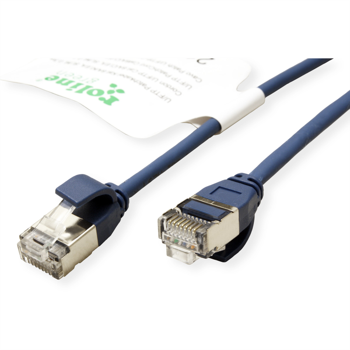 Zwei blaue Netzwerkkabel mit RJ45-Steckern. Ein weißes Etikett ist an einem Kabel angebracht.