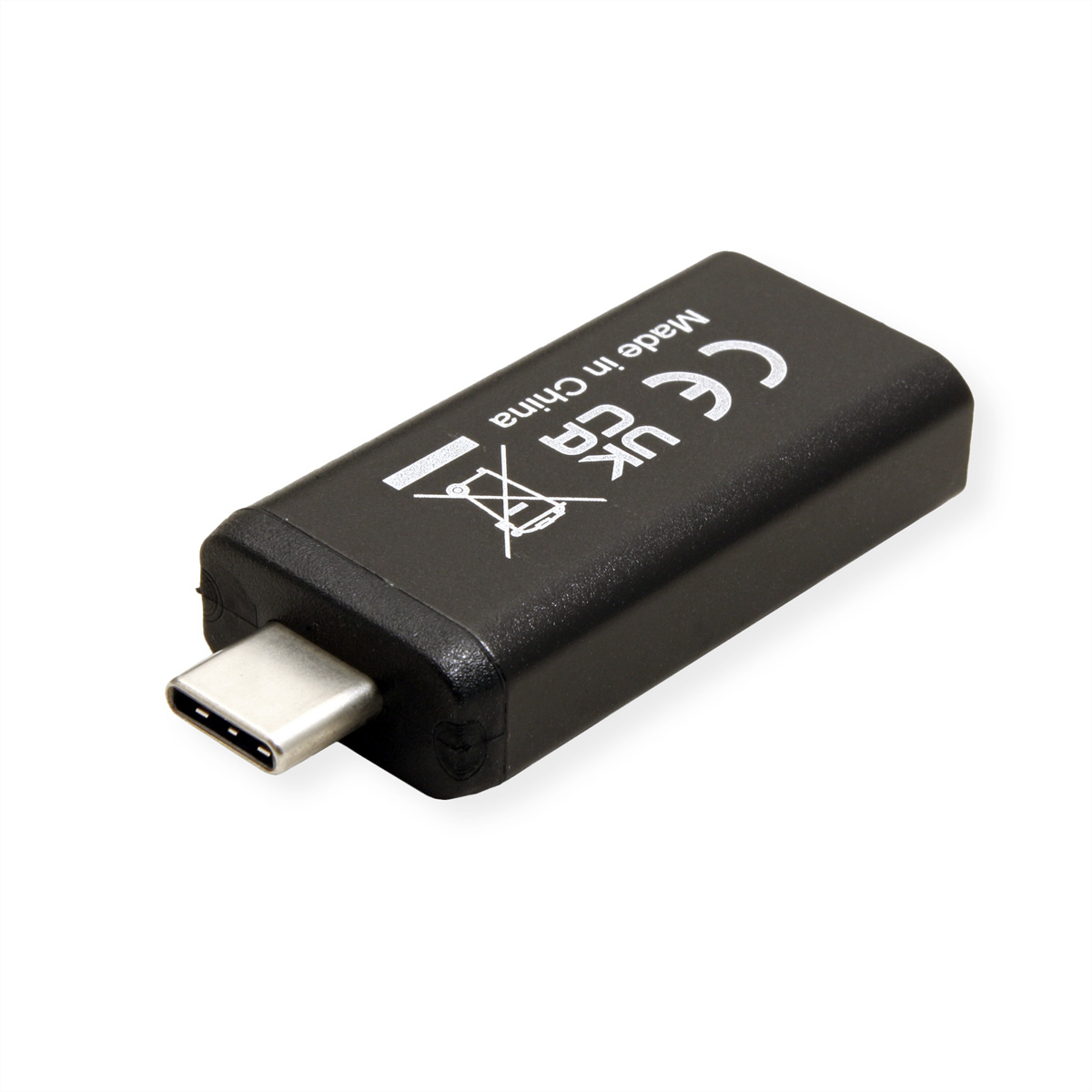 Ein schwarzer USB-C-Adapter. Er hat einen USB-C-Anschluss und Markierungen. Der Adapter liegt auf weißem Grund.