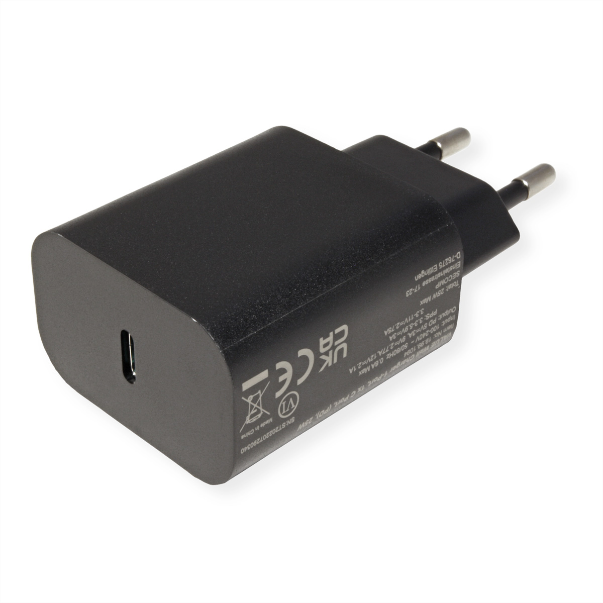 Een zwarte oplader met een USB-C poort en EU stekker, op een witte ondergrond, schuine weergave.