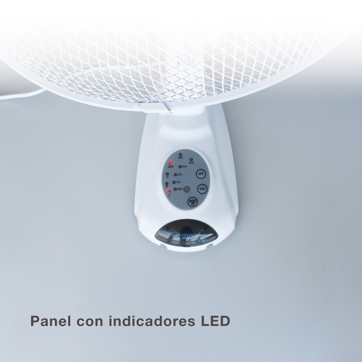 Un ventilador blanco montado en una pared con indicadores LED y la marca DOSS.
