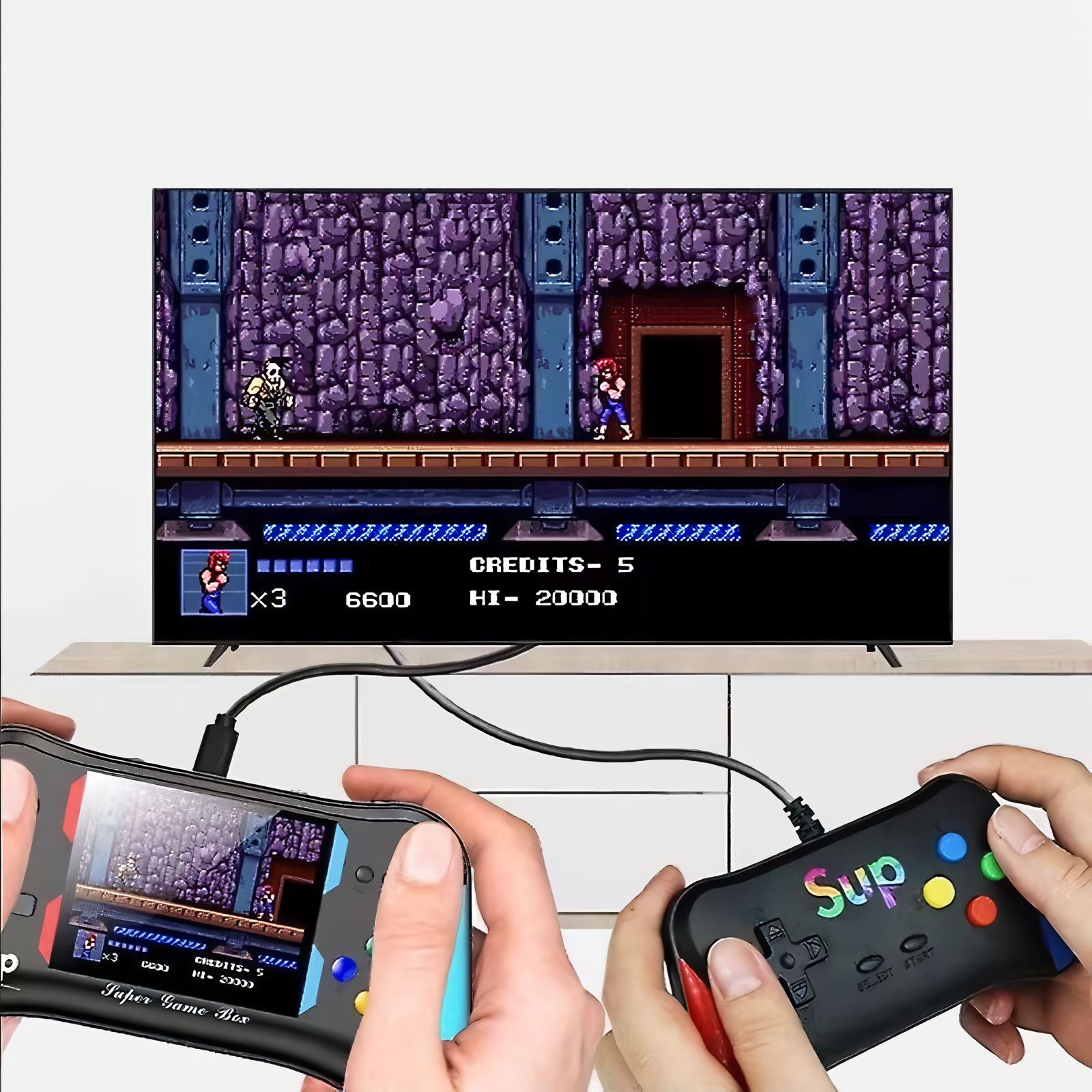 Manos sosteniendo mandos de juego conectados a un televisor que muestra una escena de videojuego retro.