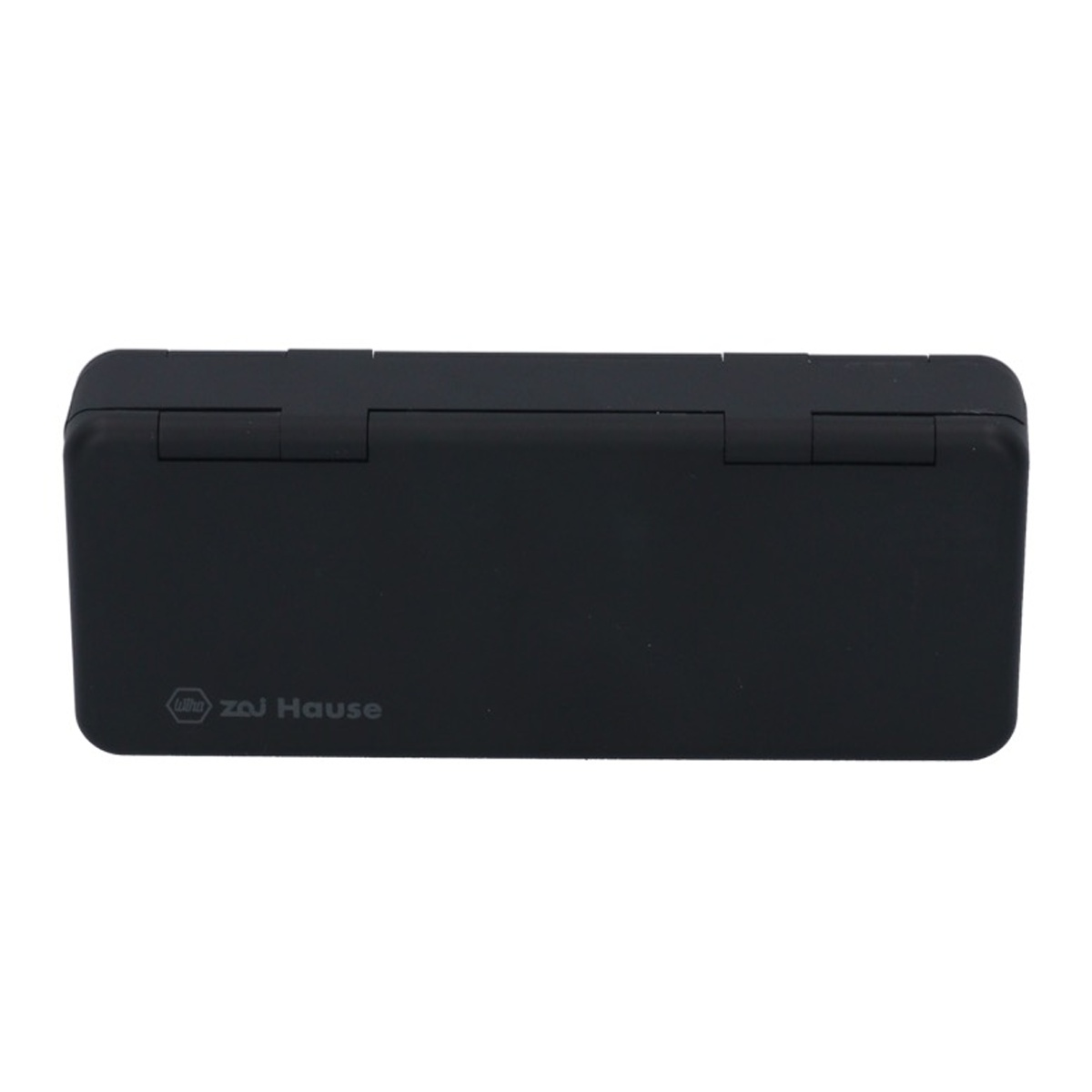 Eine schwarze Box mit Klappdeckel. Die Box ist geschlossen und der Hintergrund ist weiß.