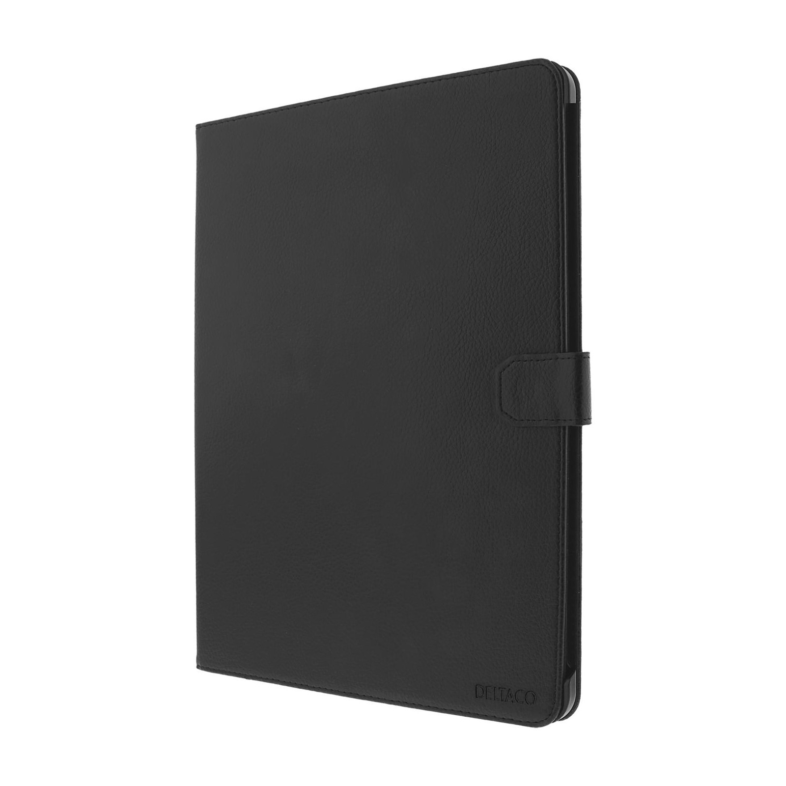 Schwarze Leder-Tablethülle mit Verschluss. Das Etui ist geschlossen, der Markenname ist sichtbar.