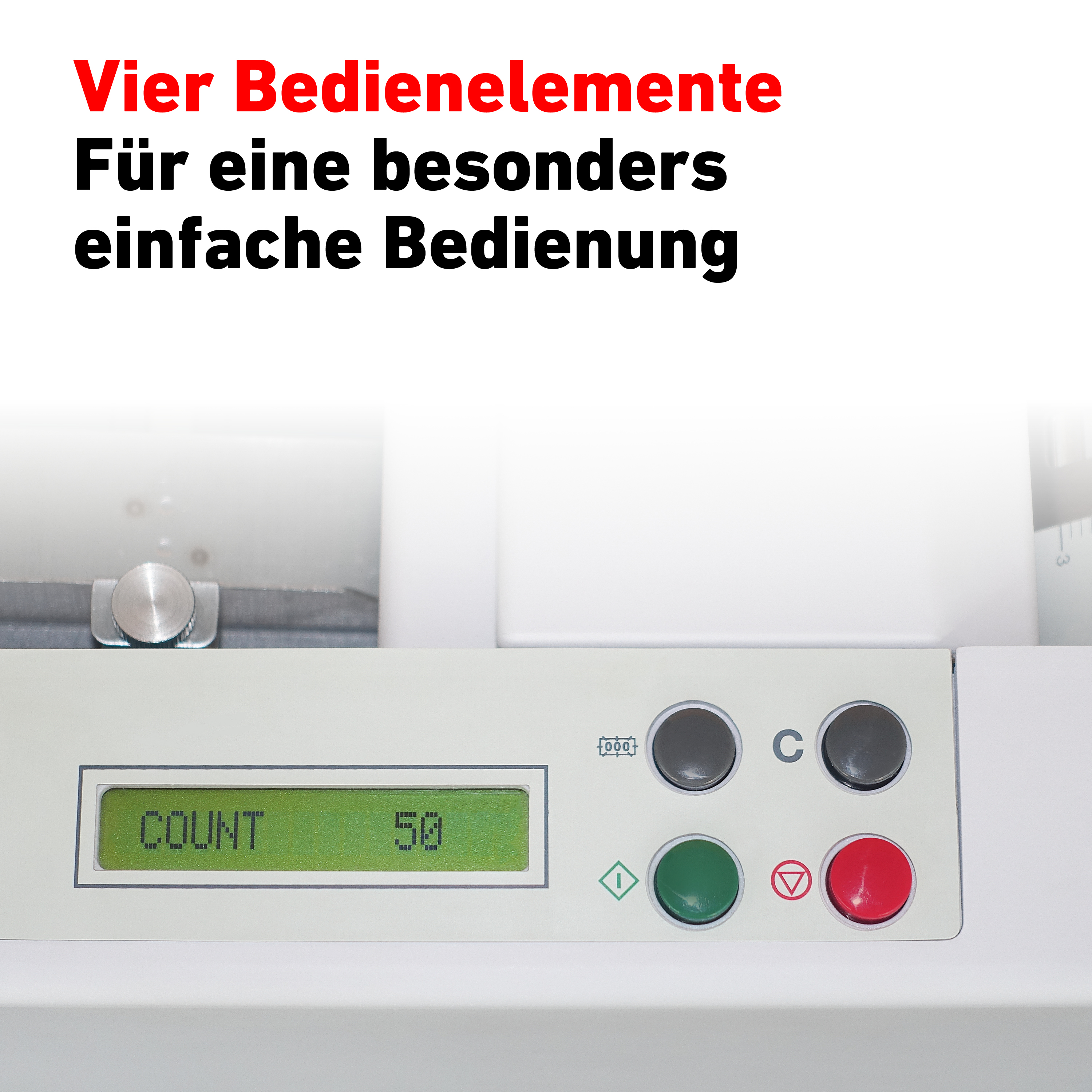 Nahaufnahme eines Bedienfelds mit beschrifteten Knöpfen: Zählen, grün, rot und ein Display.