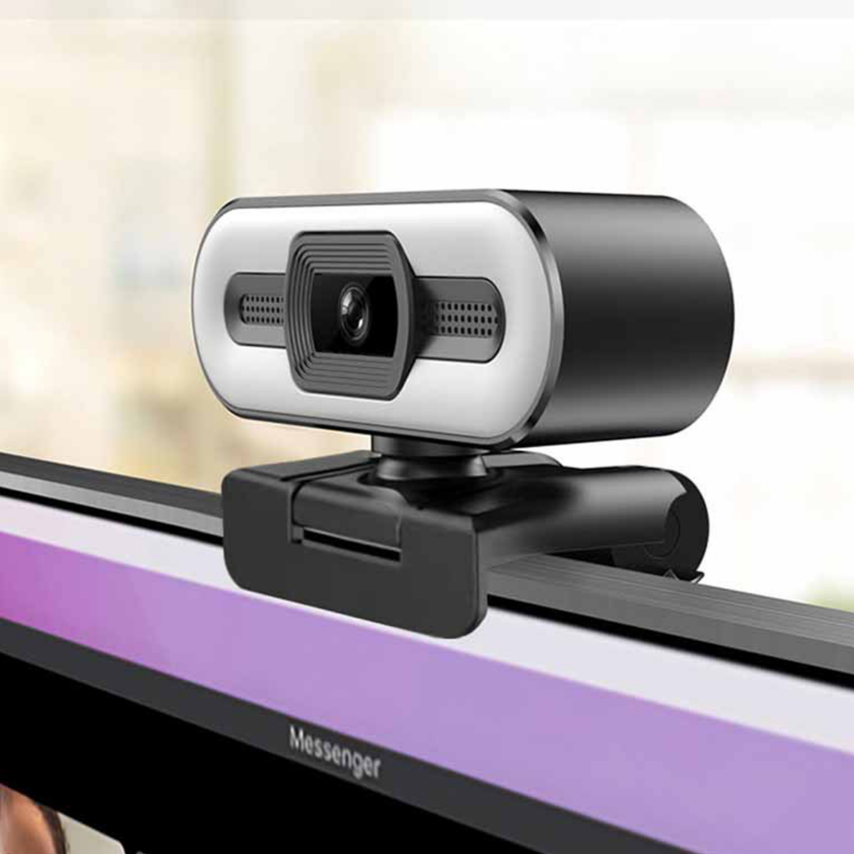 Schwarz-weiße Webcam auf einem Monitor montiert. Sie hat eine Kameralinse und ein Mikrofon.