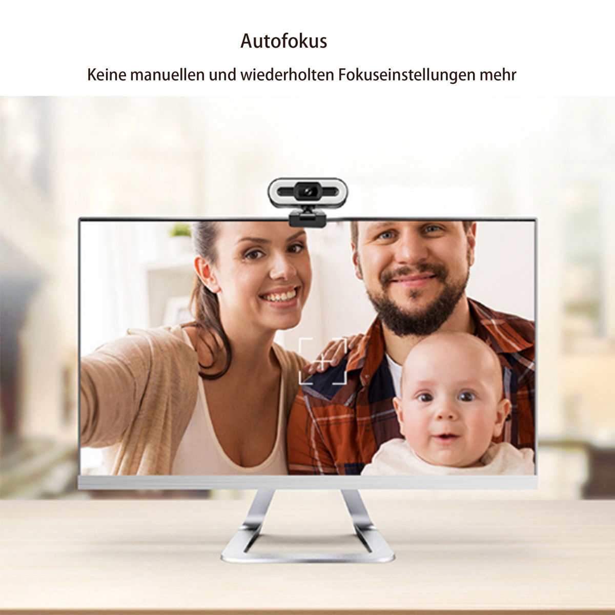 Familien-Videoanruf auf einem Monitor mit Webcam; glückliche Eltern und Baby, auf einem Holztisch.