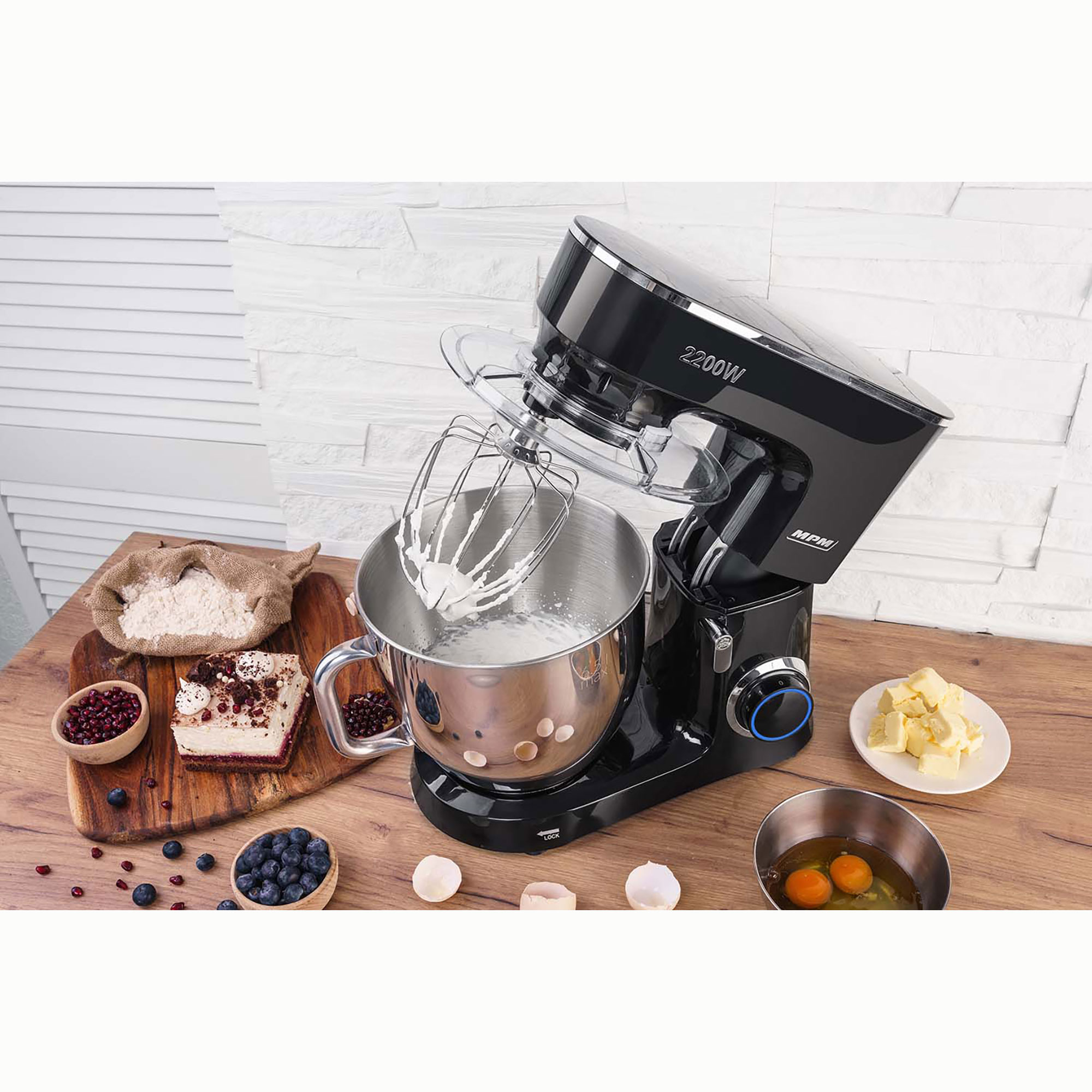 Küchenmixer mit Zutaten wie Mehl, Kuchen und Blaubeeren.