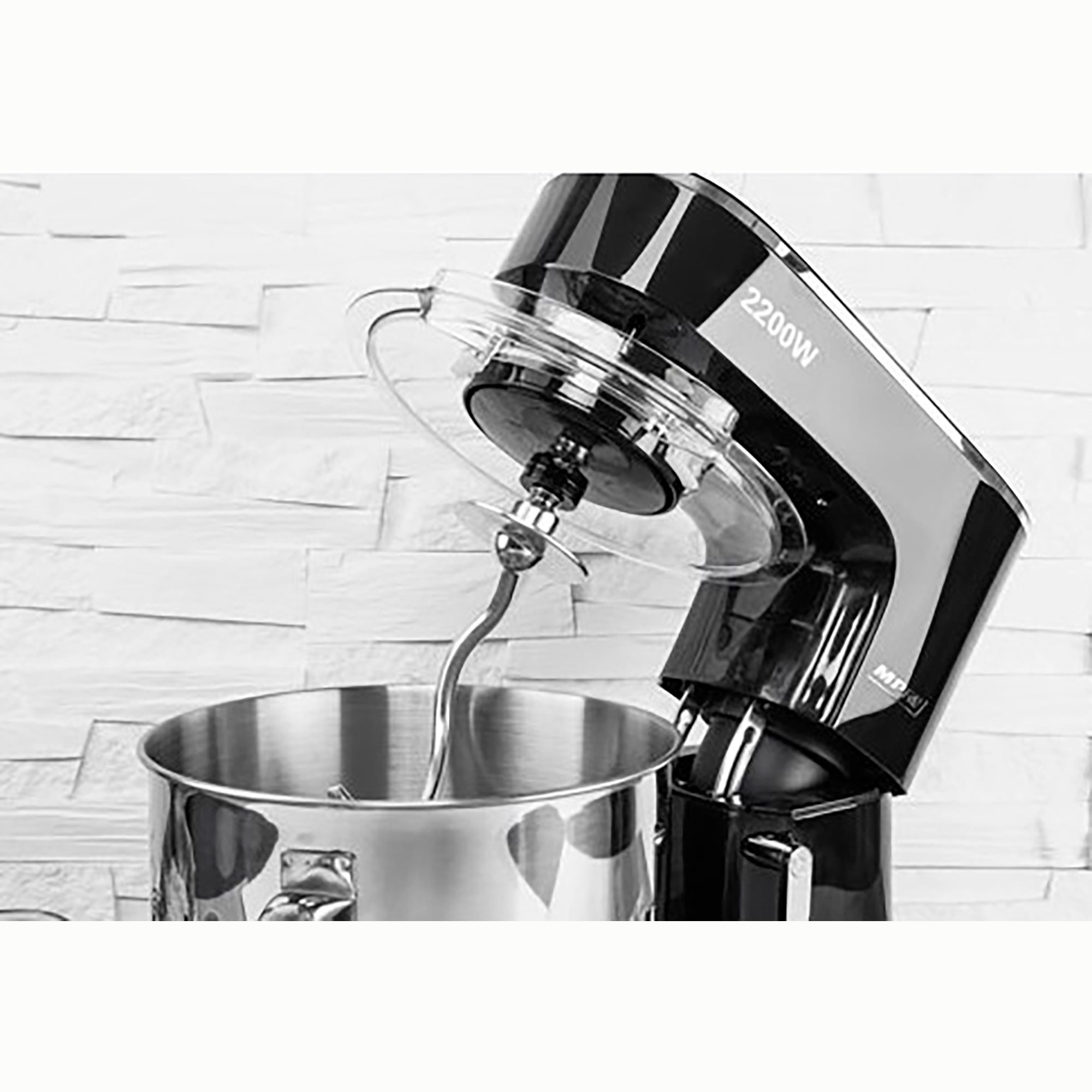 Schwarzer Küchenmixer mit Edelstahl-Schüssel, angewinkelt, mit durchsichtigem Schutz und Knethaken.