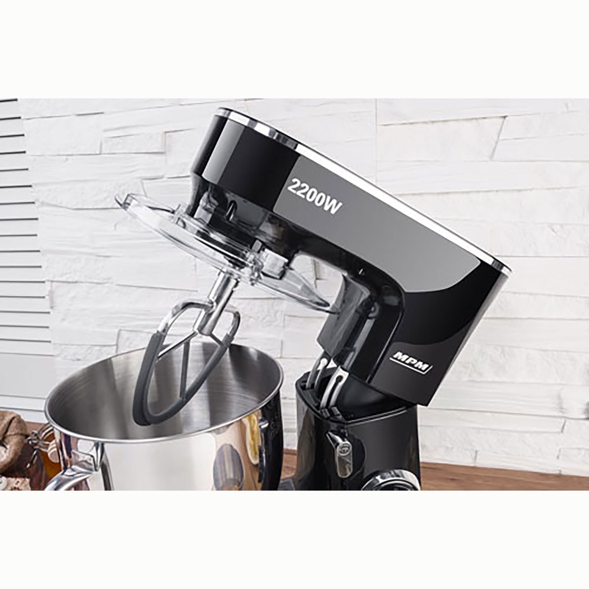 Ein schwarzer MPM Küchenmixer mit Schüssel und einem Mixarm.