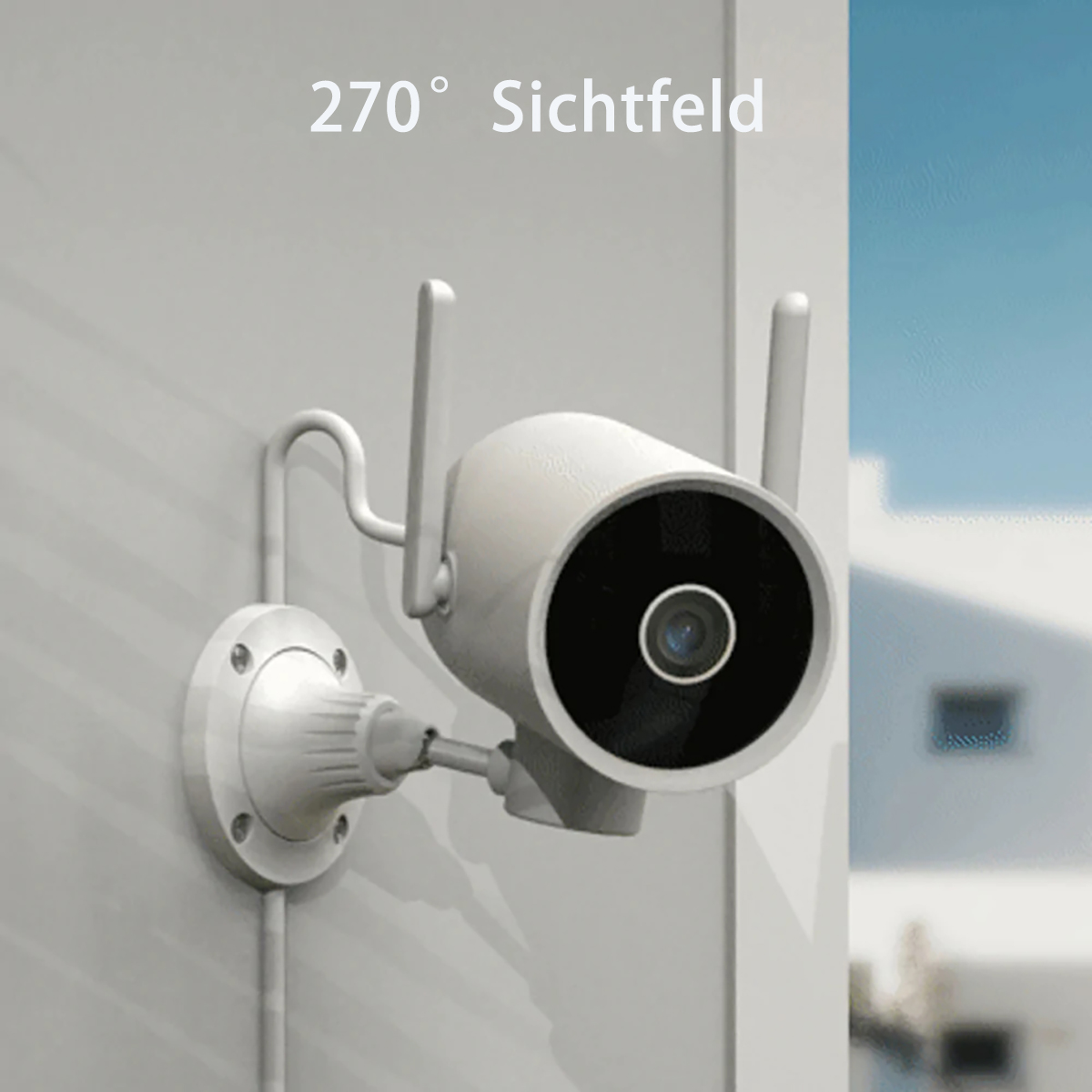 Weiße Überwachungskamera an der Wand montiert, mit Antenne. Text „270° Sichtfeld“ darüber.