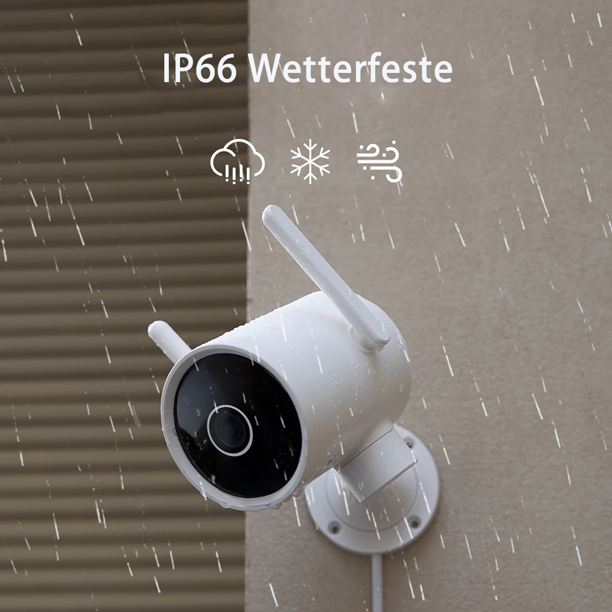 Weiße Outdoor-Überwachungskamera mit zwei Antennen und Wandhalterung. Wetterfestes Design.