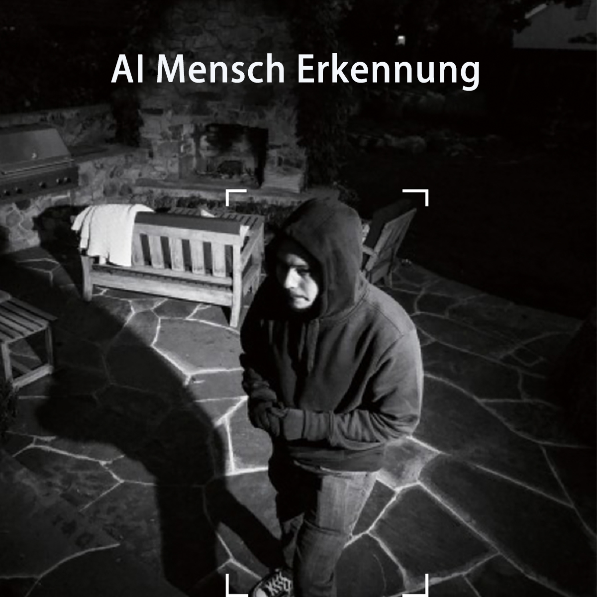 Schwarz-Weiß-Bild einer Person auf einer Terrasse, die von KI überwacht wird.